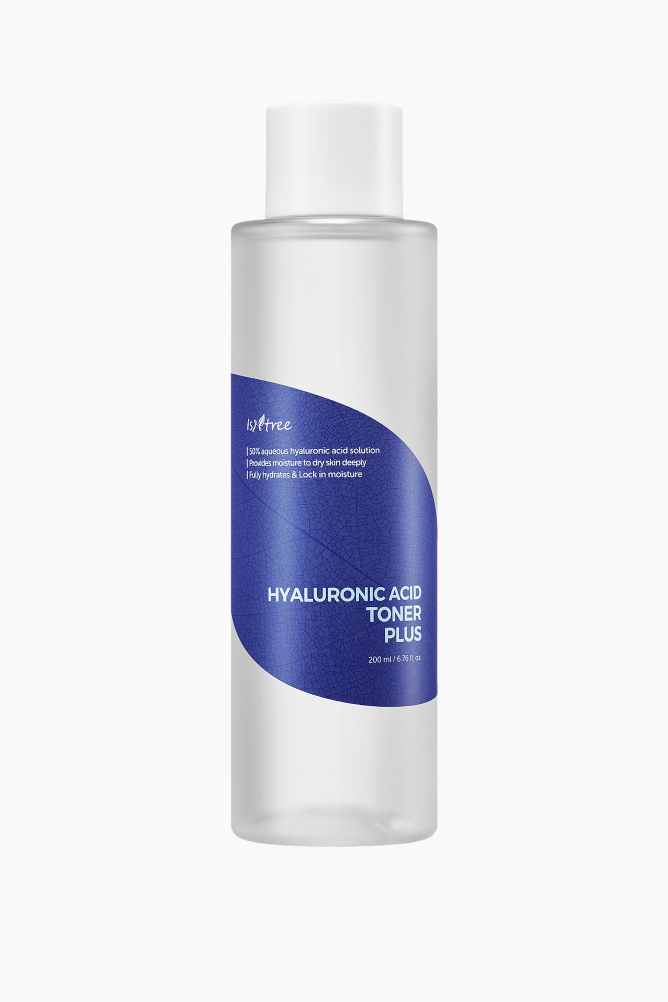 Visa större bild: En klar cylindrisk flaska av Isntree Hyaluronic Acid Toner Plus står upprätt, vänd framåt. Den har en böjd, mörkblå etikett med ett subtilt bladådermönster, som visar varumärkesnamnet och produktdetaljer i vit text, och är toppad med en vit ogenomskinlig kork.