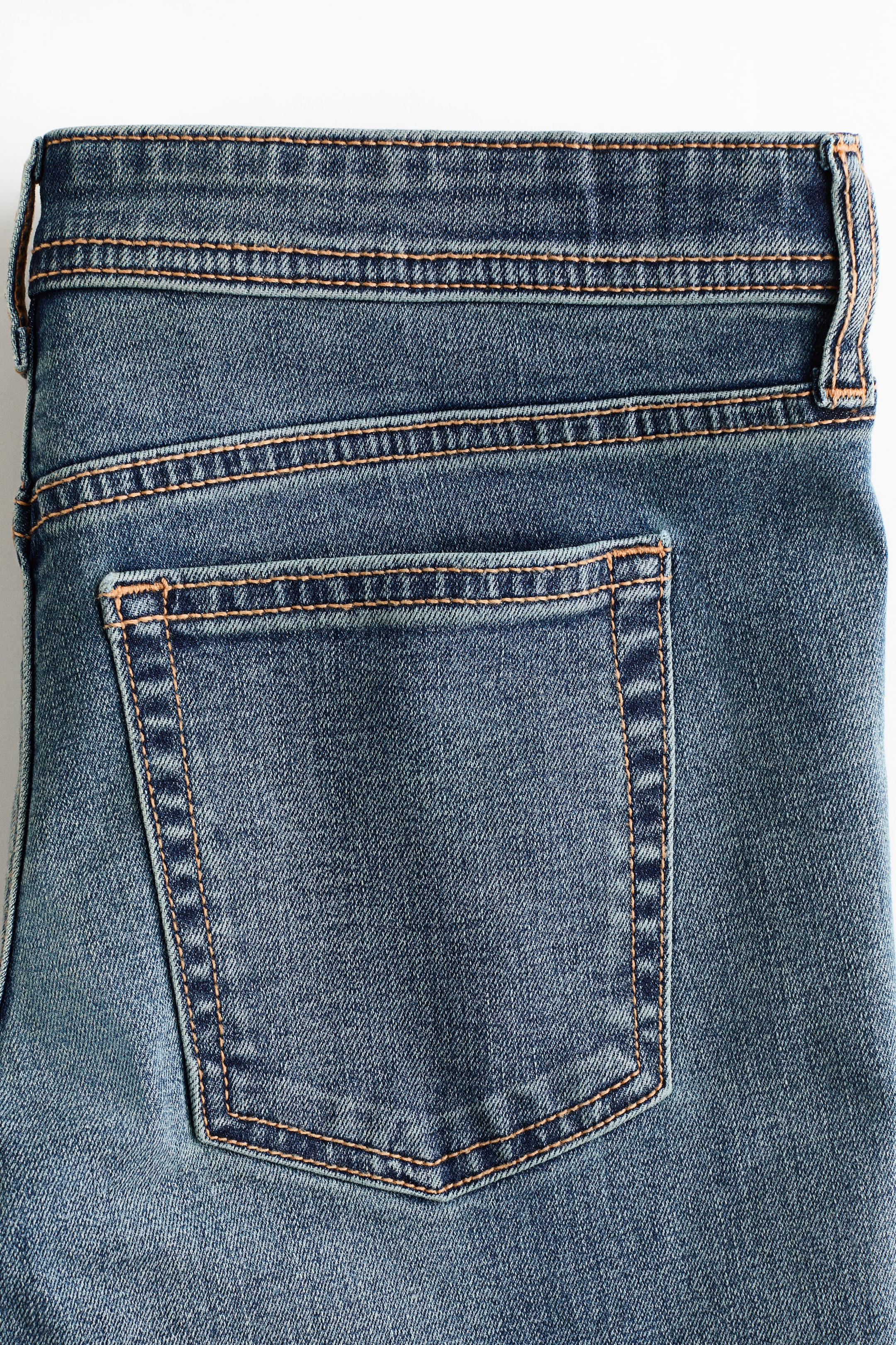 Jean moulant taille ultra basse à la cheville