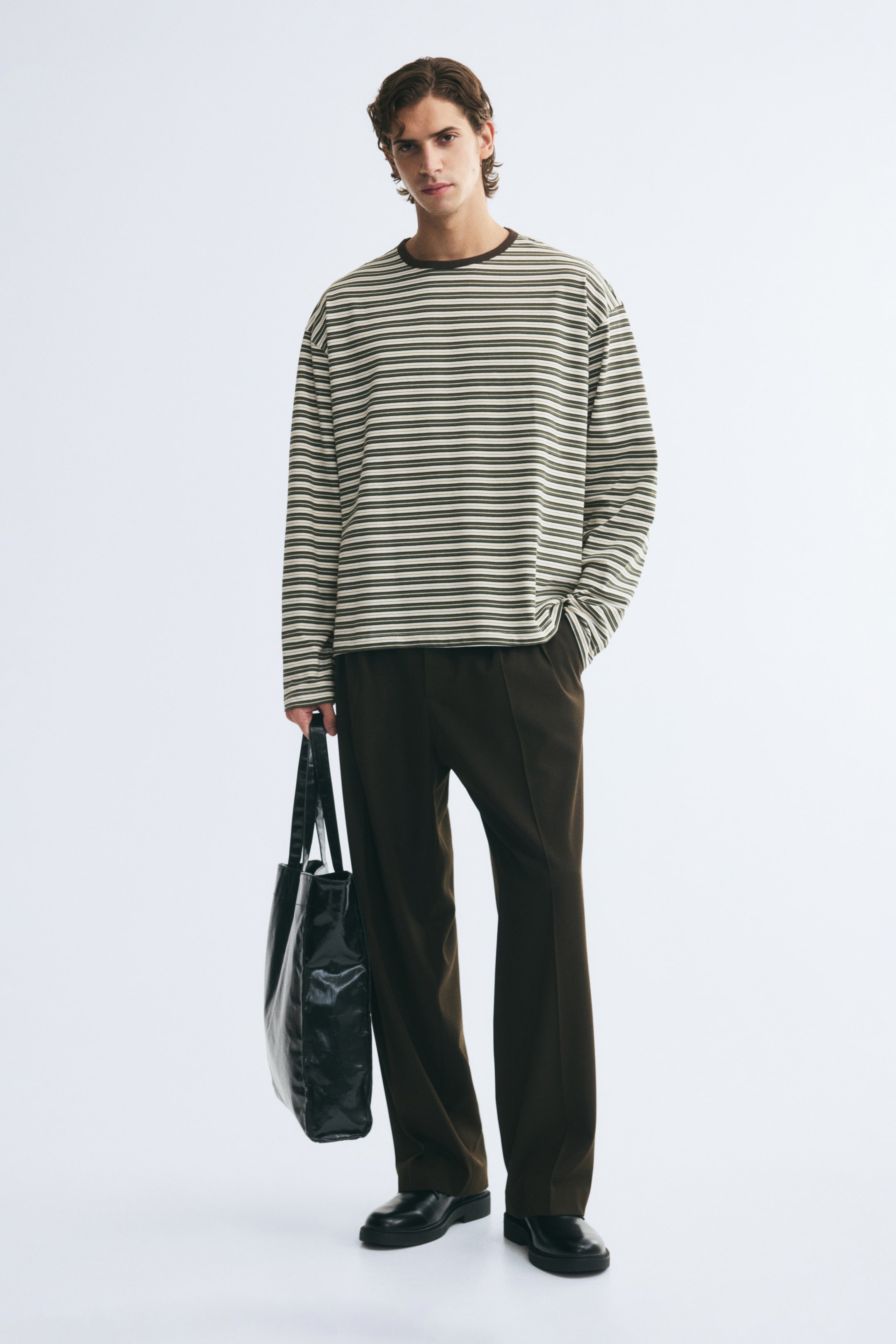 Vis større bilde: Relaxed Fit Boxy langermet T-shirt - Mørk kakigrønn/Stripet - Men | H&M NO 1