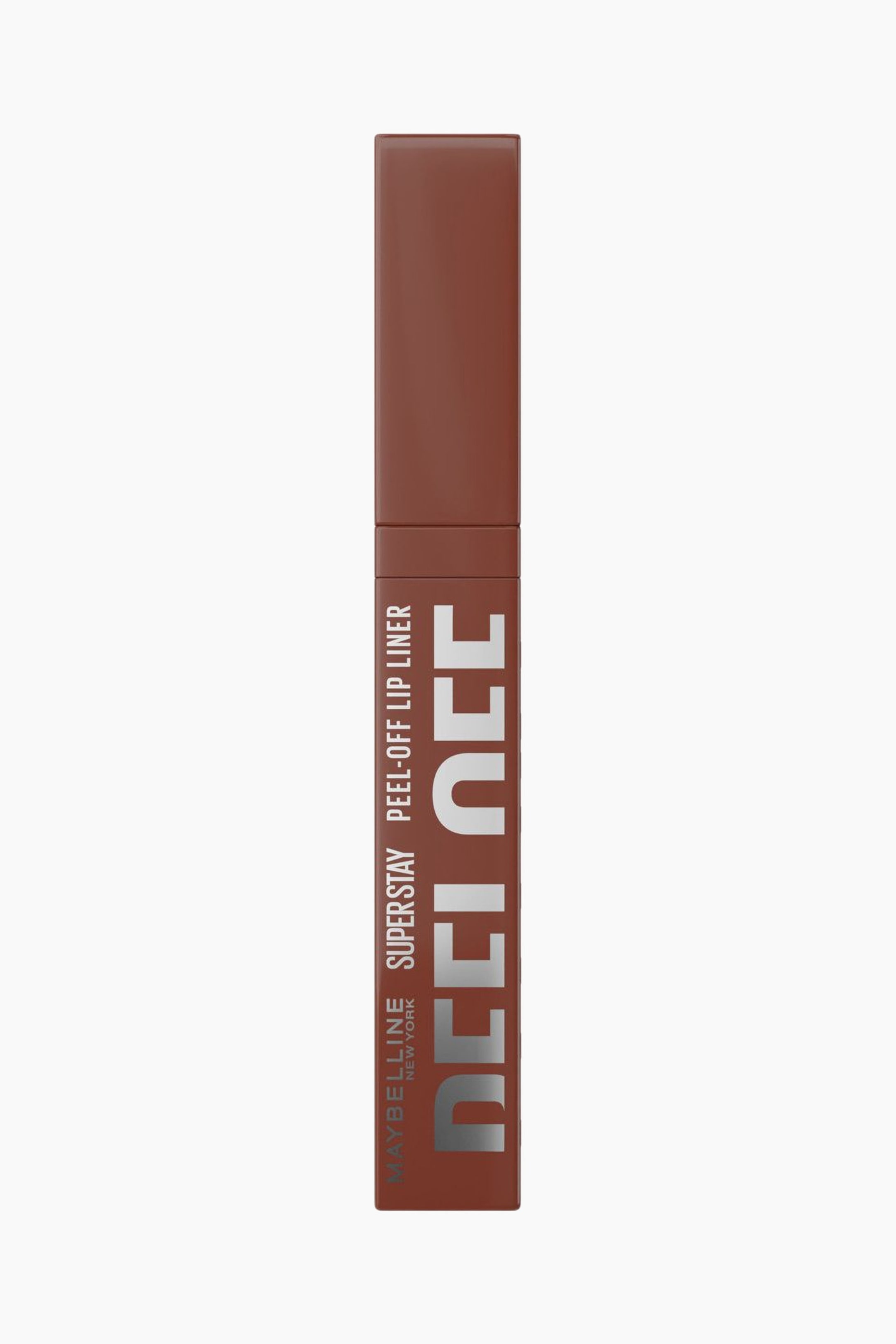 Größeres Bild ansehen: Eine rechteckige braune Lippenkonturenstift-Tube steht aufrecht und zeigt den Markennamen „Maybelline New York“ sowie „Superstay Peel-Off Lip Liner“ in Weiß, daneben befindet sich seitlich ein großer, gedrehter silberner Schriftzug mit der Aufschrift „PEEL OFF“.
