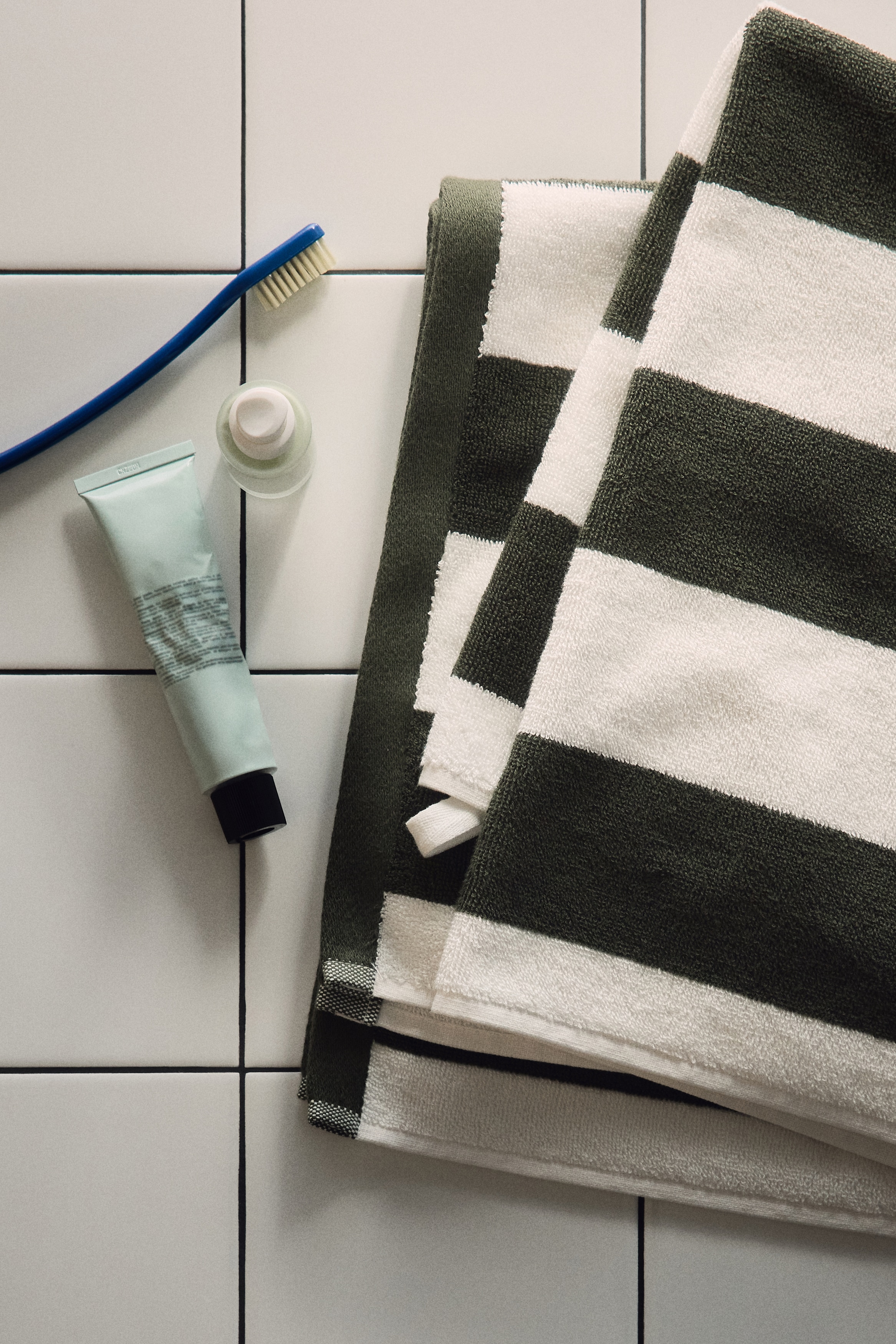 Osuška - Tmavě zelená/bílé proužky/Hnědá/proužky/Světle žlutá/proužky/Tlumená bleděmodrá/proužky/Tmavě hnědá/proužky/Pudrově růžová/proužky/Šalvějová/proužky/Šalvějová/bílý proužek/Námořnická modř/proužky/Béžová/proužky/Černá/proužky/Šedá/pruhovaná