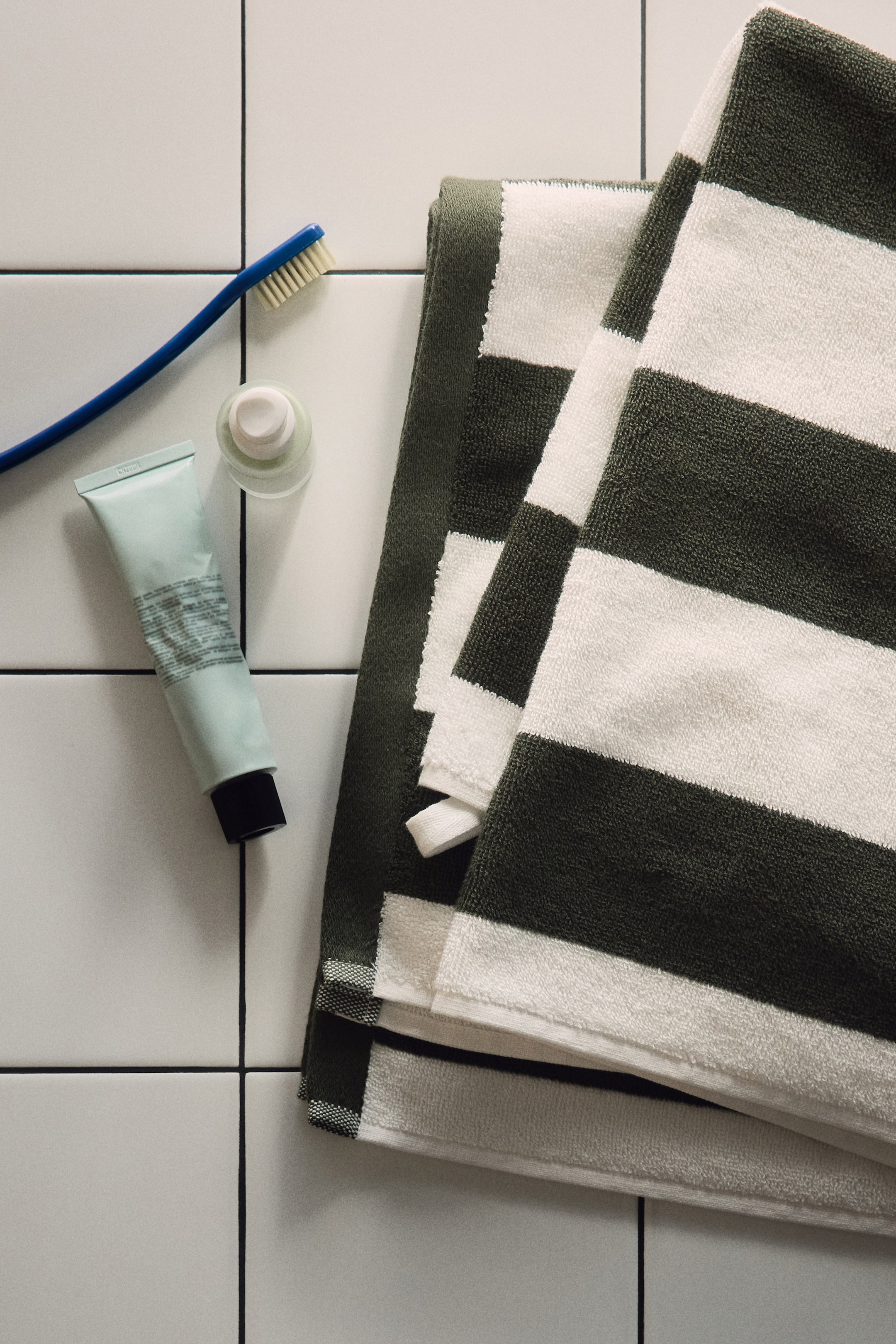 Zobacz większy obraz: Ręcznik kąpielowy - Ciemnozielony/Białe paski - HOME | H&M PL 1