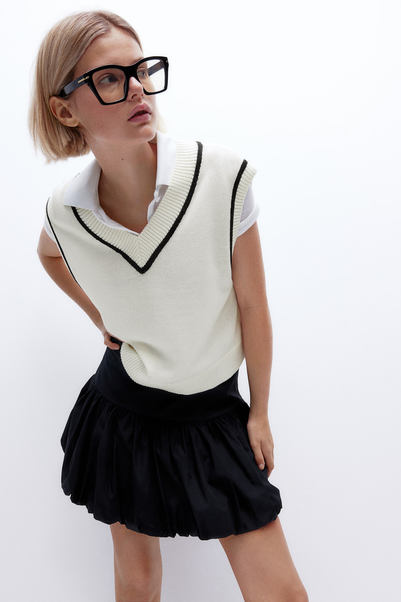 V-neck sweater vest - White/Black/Navy blue/Light beige/Light blue - 5