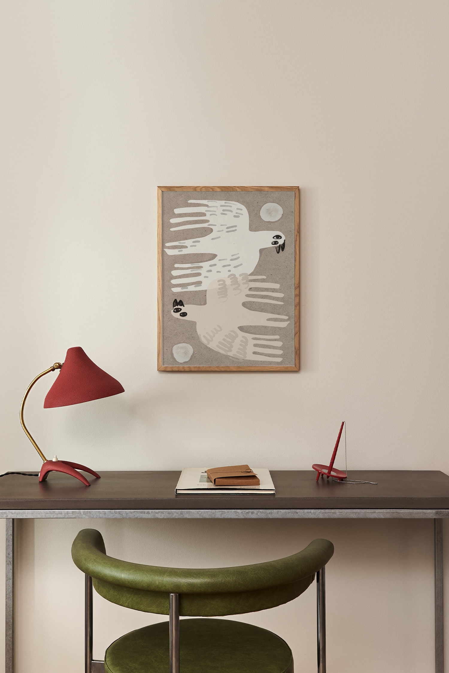 Esta impressão artÃstica retangular representa duas aves estilizadas a voar em direções opostas sobre um fundo texturizado em castanho-claro. A ave superior está a voar para a direita, em branco com detalhes salpicados de cinzento, enquanto a ave inferior está a voar para a esquerda, num tom bege-claro com marcas em cinzento-claro.