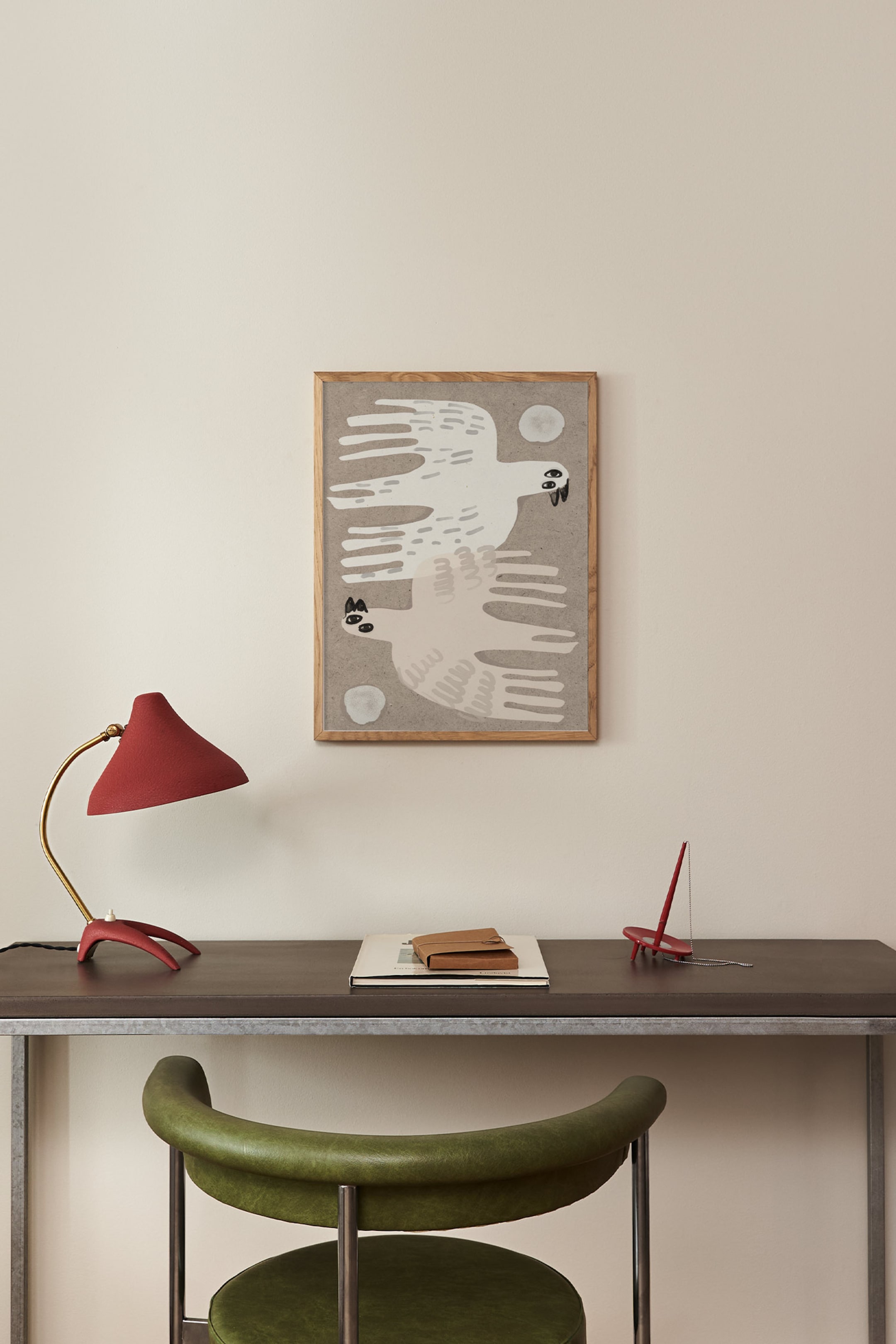 Ver imagem maior: Uma impressão artística retangular, enquadrada numa moldura de madeira de cor clara, apresenta uma ilustração de duas aves brancas estilizadas a voar horizontalmente em direções opostas sobre um fundo cinzento texturizado.