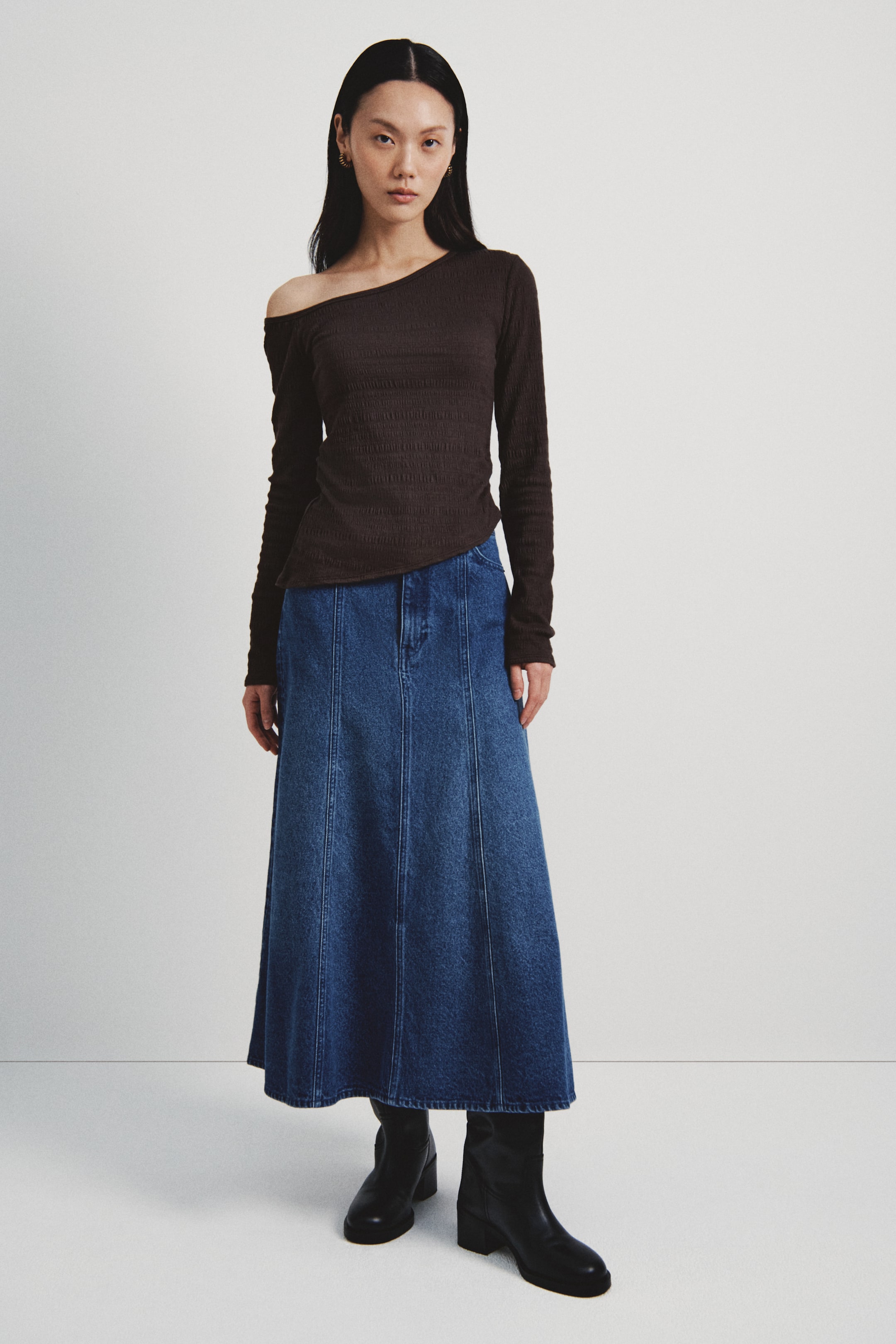 이미지 확대 보기: 언발란스 원숄더 탑 - 다크 브라운 - 여성 | H&M KR 1