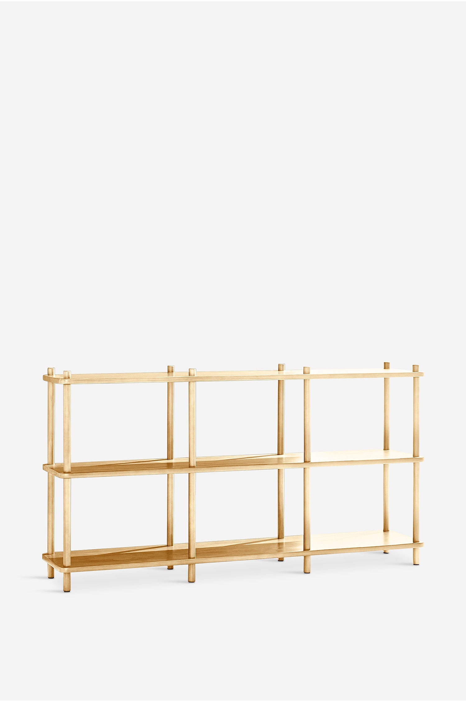 Ein helles Holzregal präsentiert ein dreistufiges Design, das von vertikalen, zylindrischen Holzpfosten getragen wird, die durch die abgerundeten Ecken jedes Regals verlaufen. Auf den Ablagen sind dekorative Gegenstände arrangiert, darunter eine dunkle Glasvase auf der mittleren Ebene, ein Stapel Bücher mit einer kleinen Topfpflanze auf der obersten Ebene sowie eine kleine Discokugel auf der untersten Ebene.