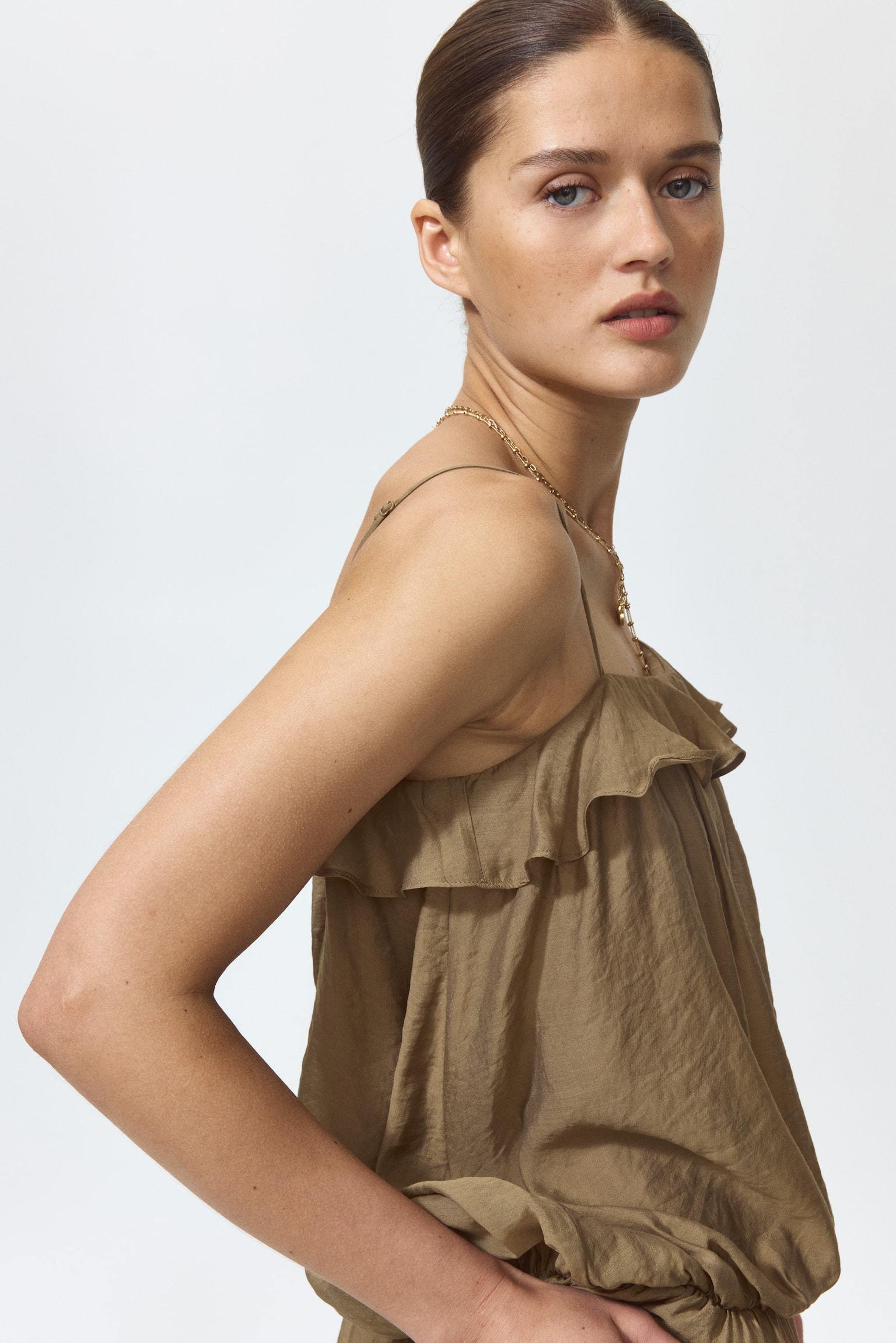 Женское платье H&M Asymmetric Dress with Flounce Trim, цвет: Хаки зелёный — фото 4