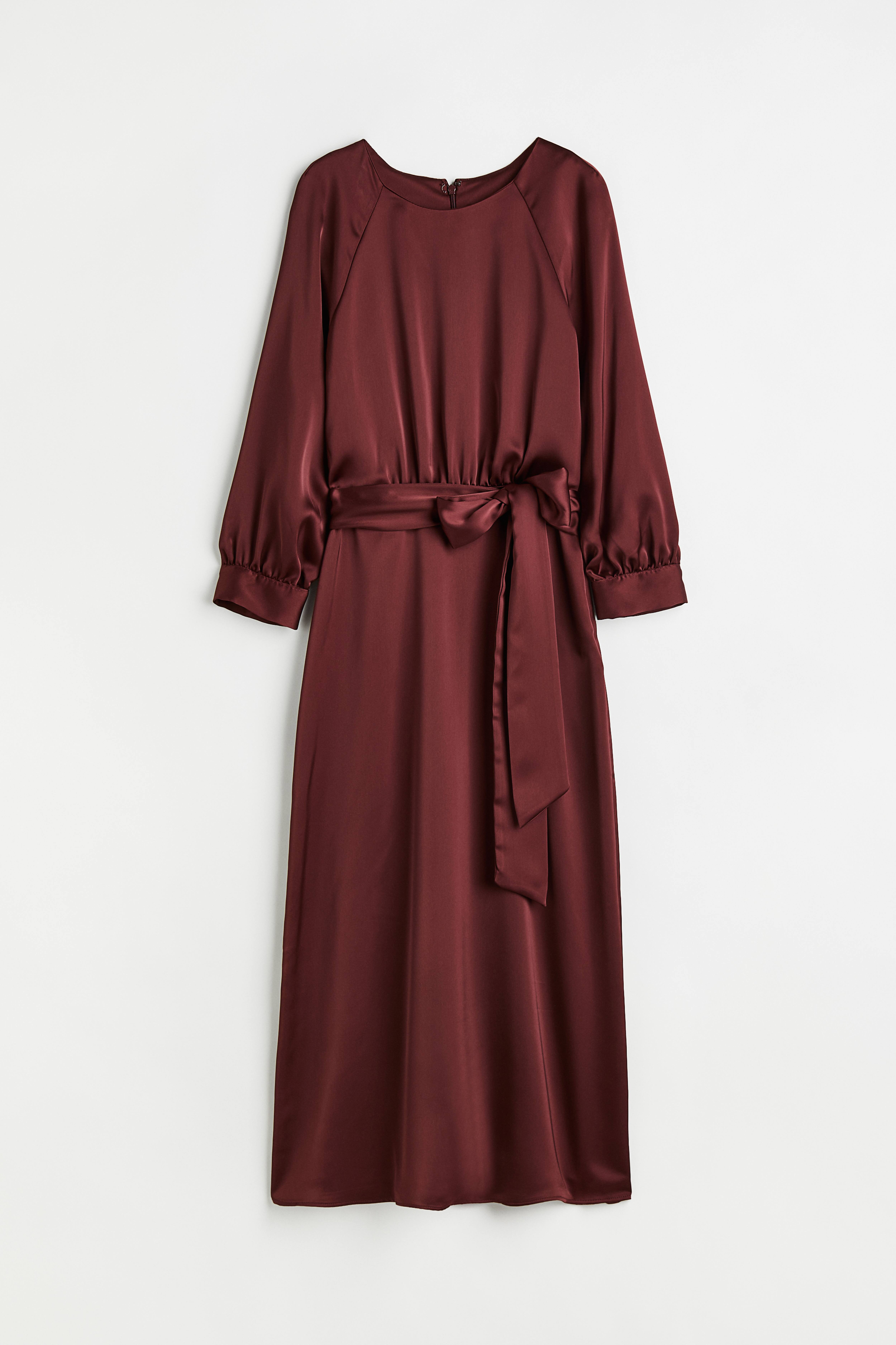 Robe en satin avec ceinture