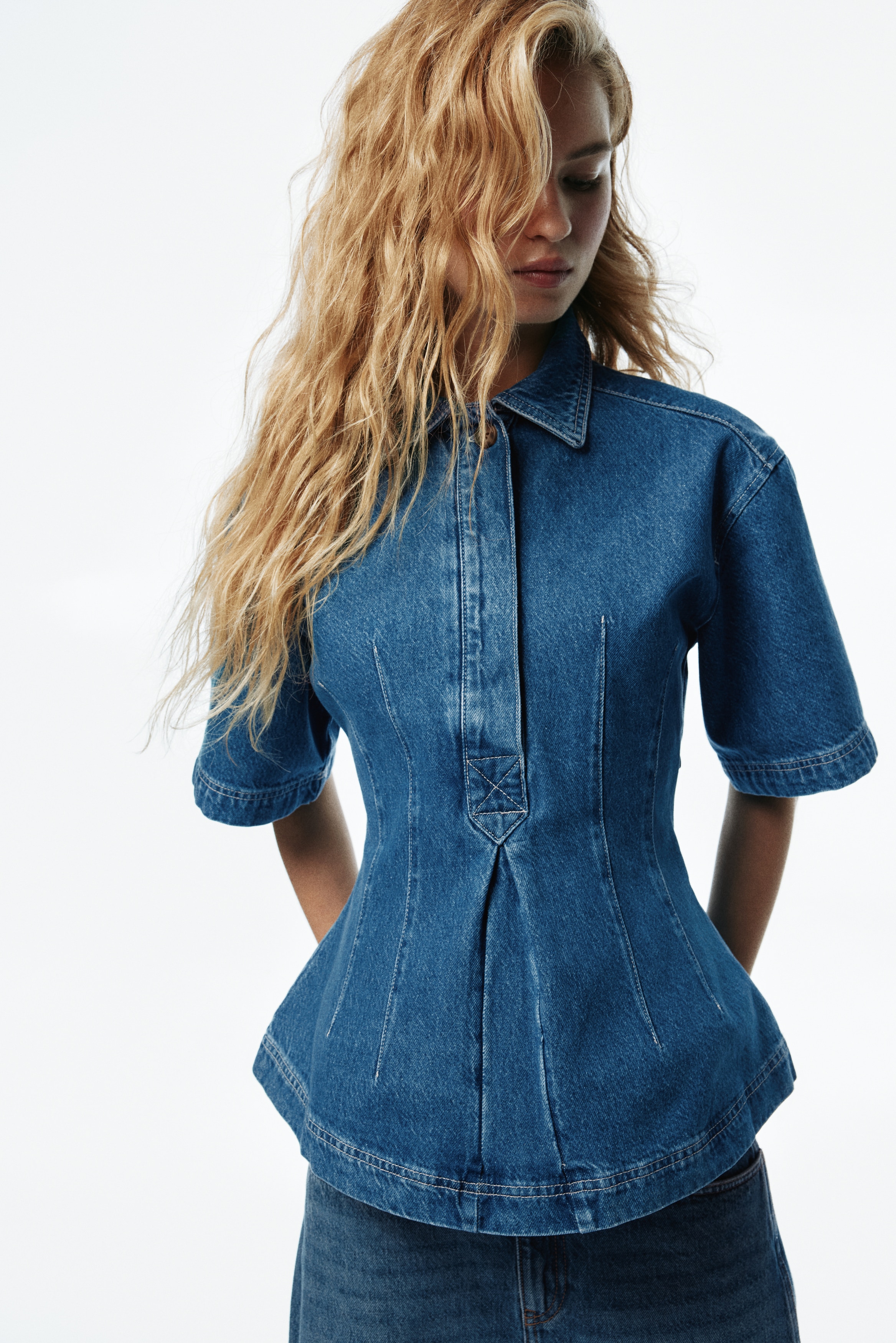 Taillierte JeansbluseModell