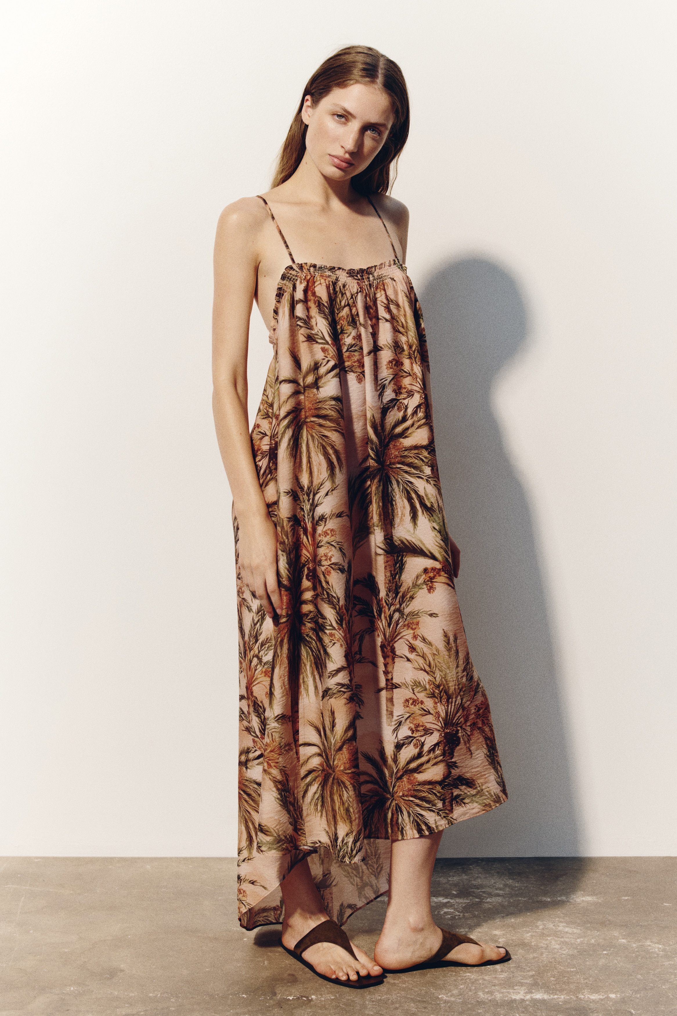 Vestido línea A con espalda escotadaModelo