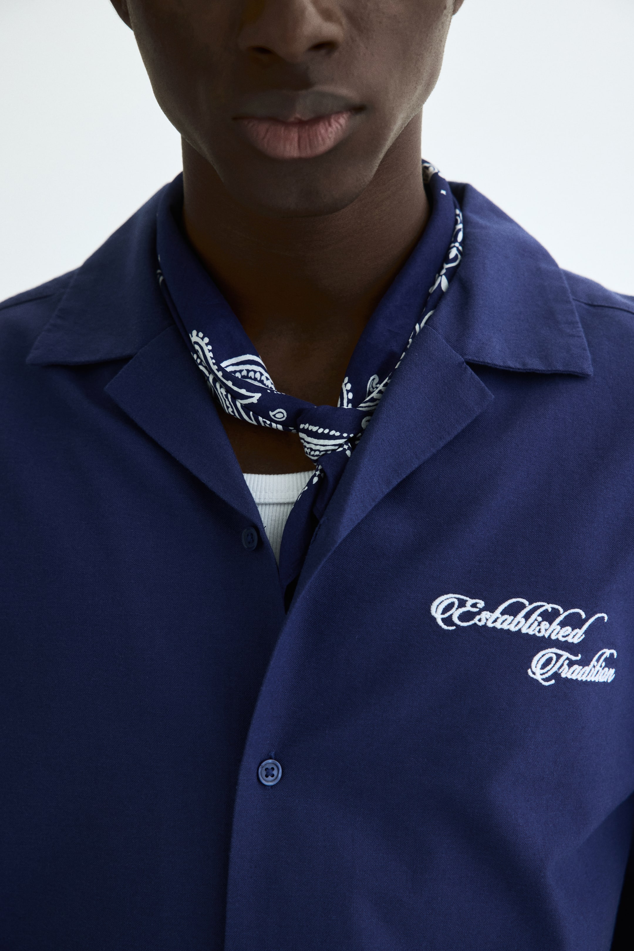 Мужские рубашки H&M Relaxed-Fit Embroidered-Motif Cotton Resort Shirt — фото 5