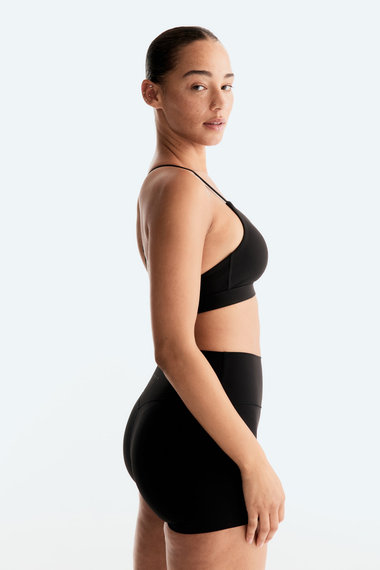 Женские брюки H&M Sports Hot Pants with SculptMove™, цвет: Чёрный — фото 5