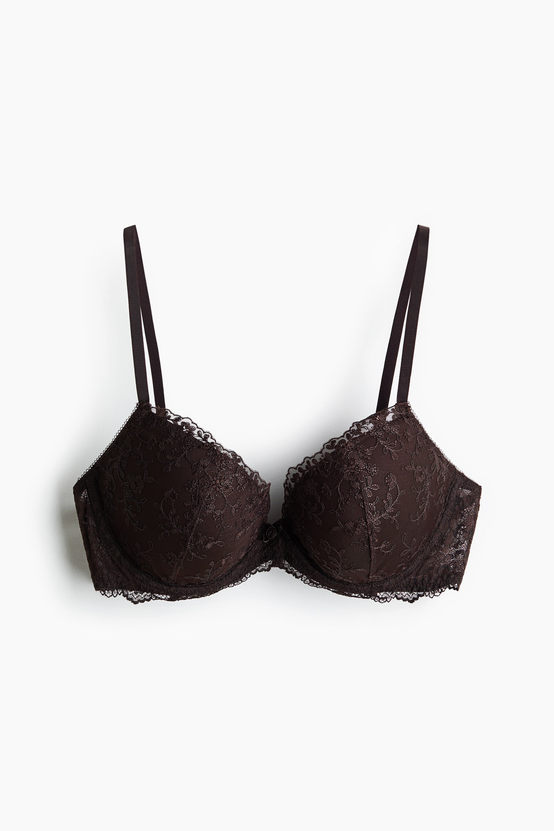 Agrandir l'image: Un soutien-gorge marron foncé est présenté de face : il comporte des bonnets moulés recouverts d'une dentelle florale et une finition en dentelle festonnée le long des bords supérieur et inférieur. Les bretelles réglables sont visibles et un petit nœud orne l'entre-bonnets.
