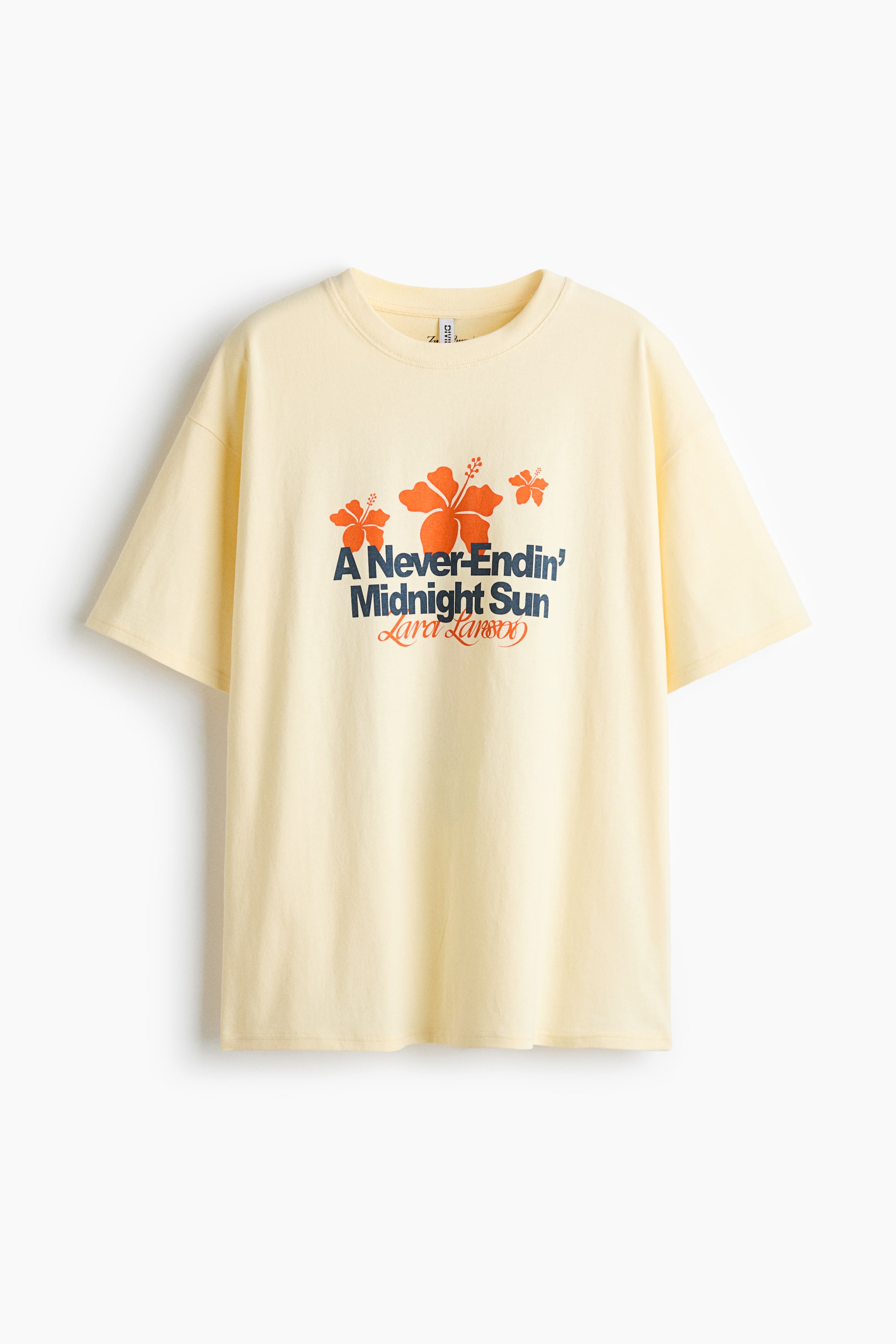 Voir une image plus grande: Un t-shirt en coton jaune pâle et surdimensionné est présenté de face, avec des épaules tombantes et un col rond côtelé. L’avant est orné d’un imprimé graphique montrant des fleurs d’hibiscus orange au-dessus du texte « A Never-Endin' Midnight Sun » en bleu marine et de « Zara Larsson » en lettrage script orange.