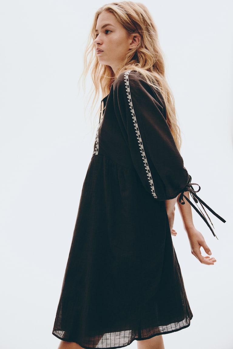 Women's Dark grey/Flowers Embroidered tunic dress | H&M MY