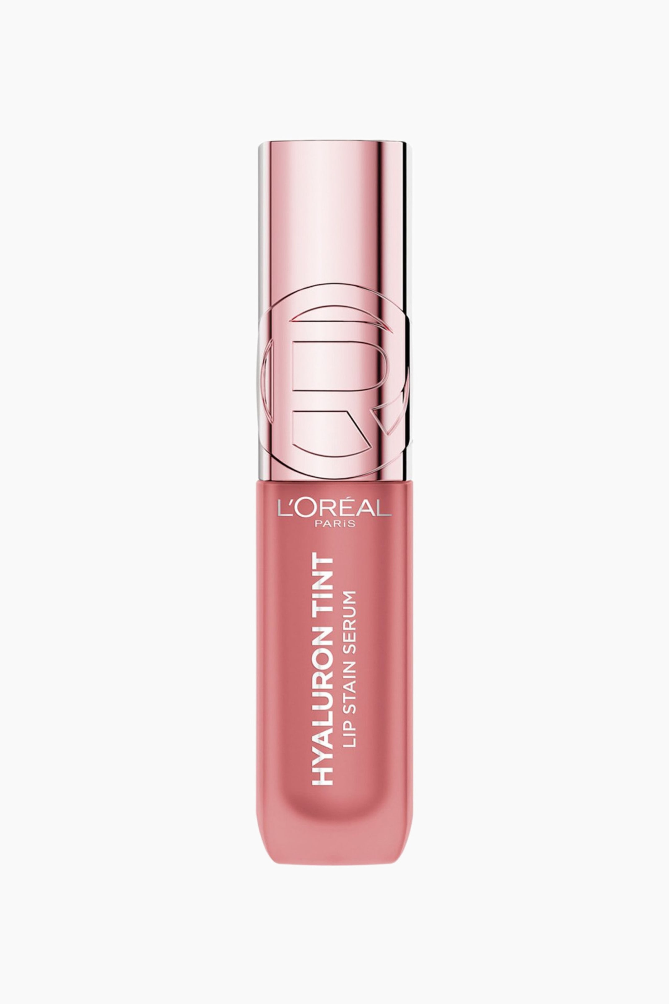Visa större bild: En L'Oréal Paris Hyaluron Tint Lip Stain Serum står upprätt och vänd framåt. Den visar en genomskinlig, persikorosa rektangulär flaska med ett blankt, roséguldfärgat cylindriskt lock. Locket har en präglad cirkulär logotyp, medan flaskan visar texten "HYALURON TINT LIP STAIN SERUM" i vitt.