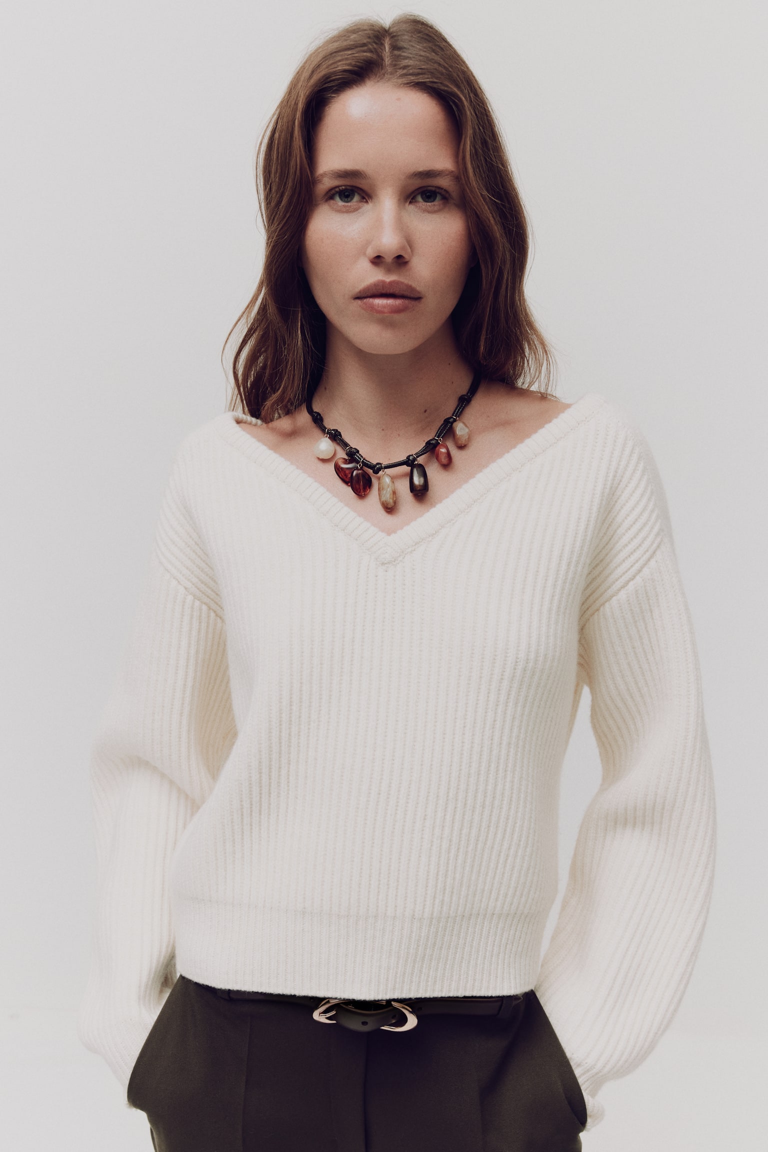 שרשרת חוט עם תליונים - חום כהה/בז' - 3