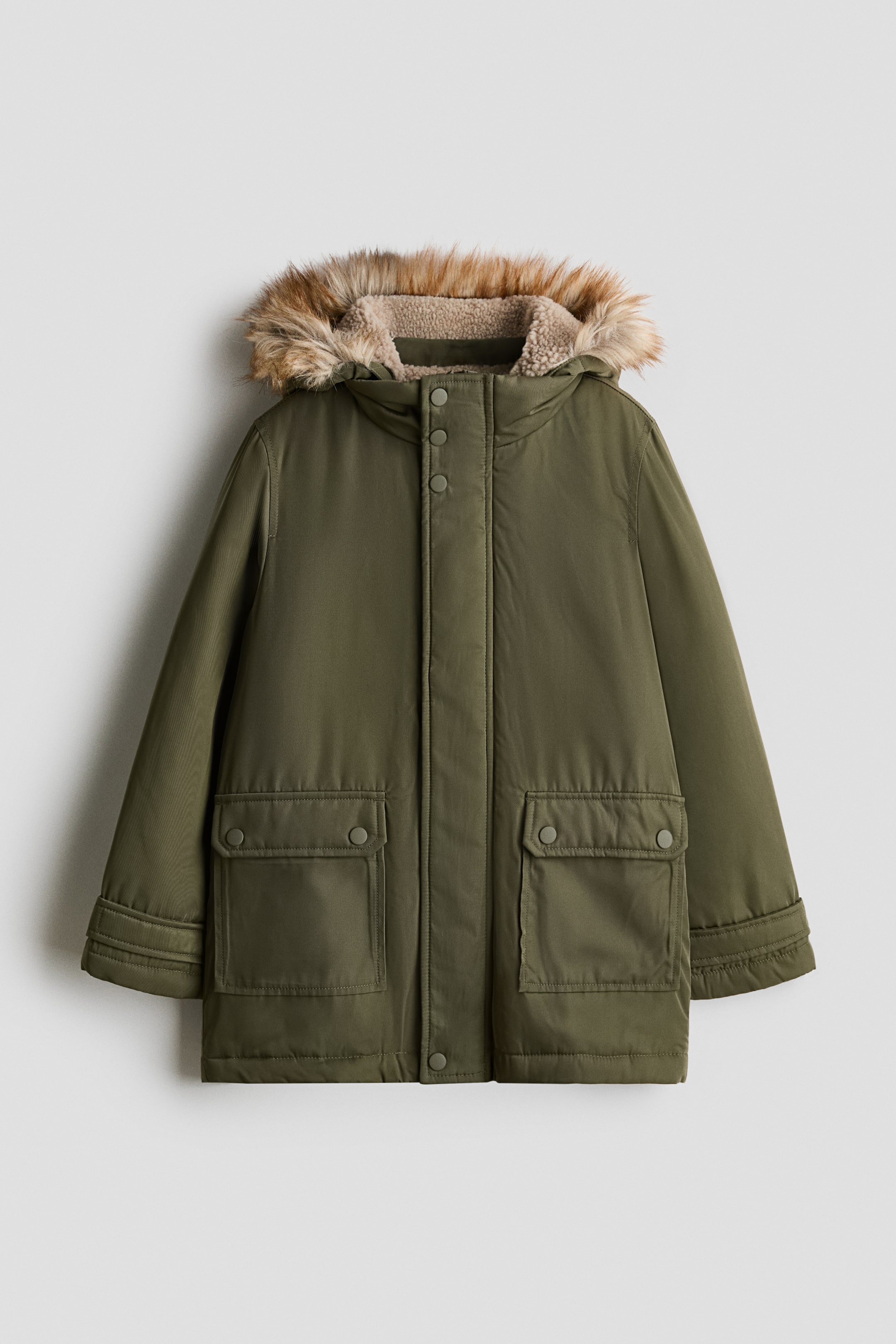 Voir une image plus grande: Un parka vert olive est présenté de face, mettant en valeur une capuche doublée de sherpa beige pâle et garnie de fausse fourrure brune. La veste montre une fermeture éclair frontale dissimulée avec boutons-pression ainsi que deux grandes poches plaquées inférieures avec rabats à boutons-pression.