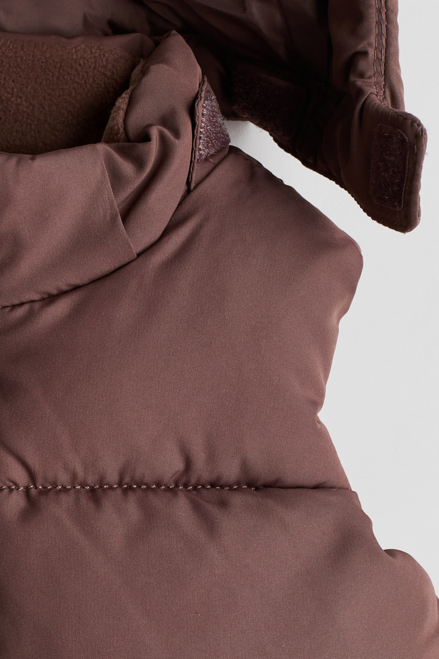 Детский жилет H&M Hooded Puffer Vest, цвет: Коричневый — фото 2