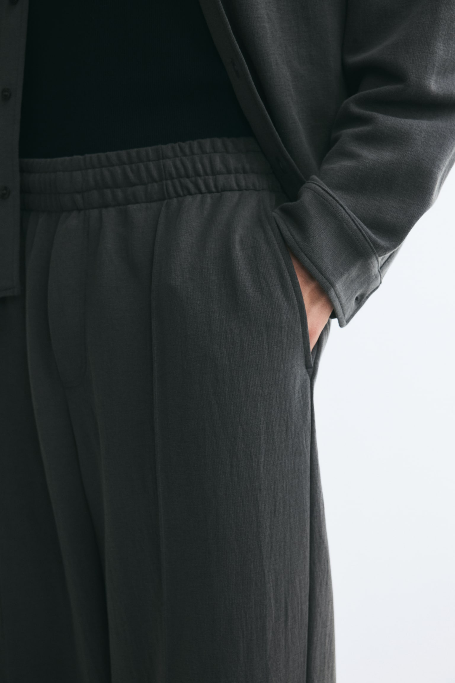Мужские брюки H&M Relaxed-Fit Interlock, цвет: Тёмный серый — фото 4