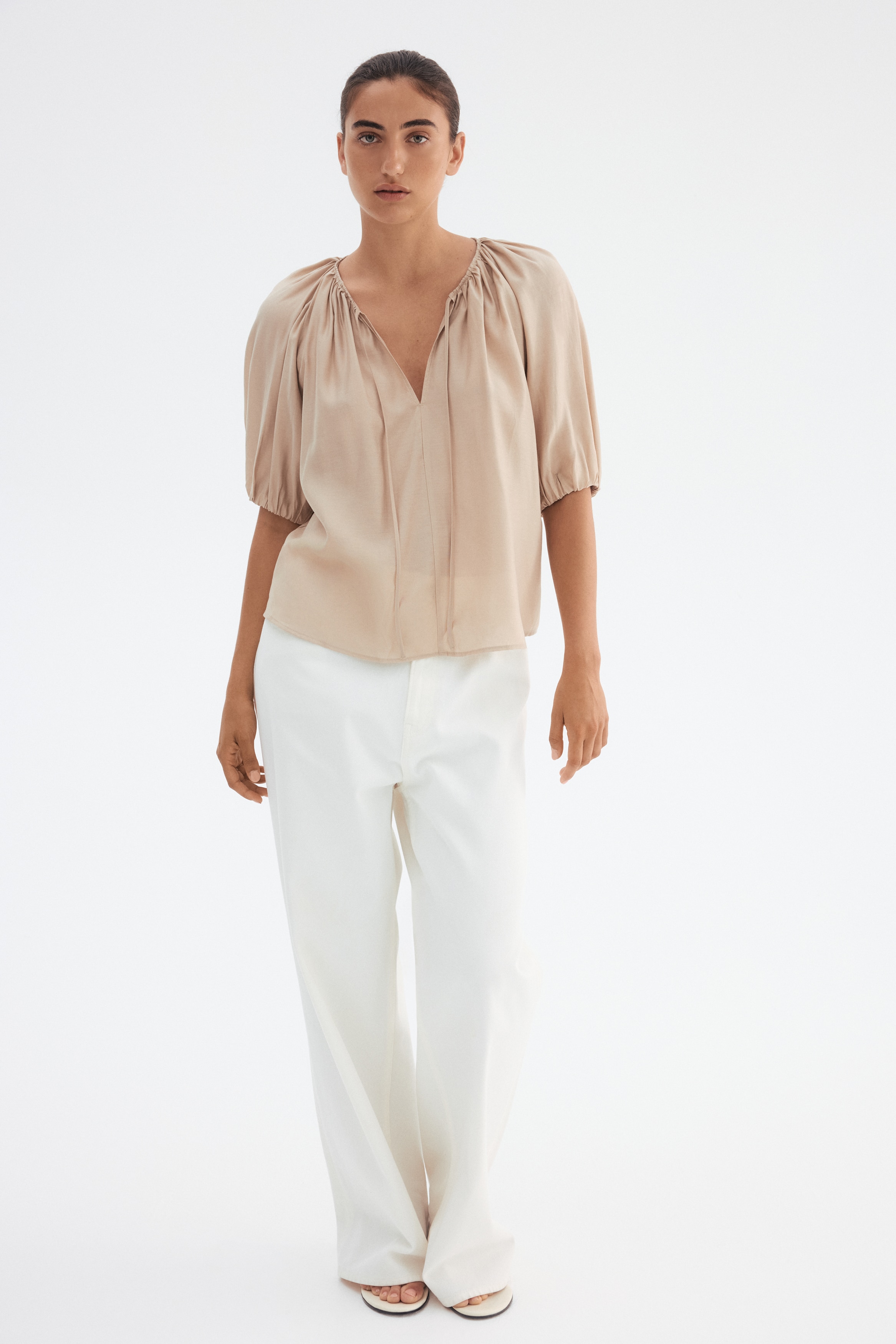 Balloon-sleeved blouse