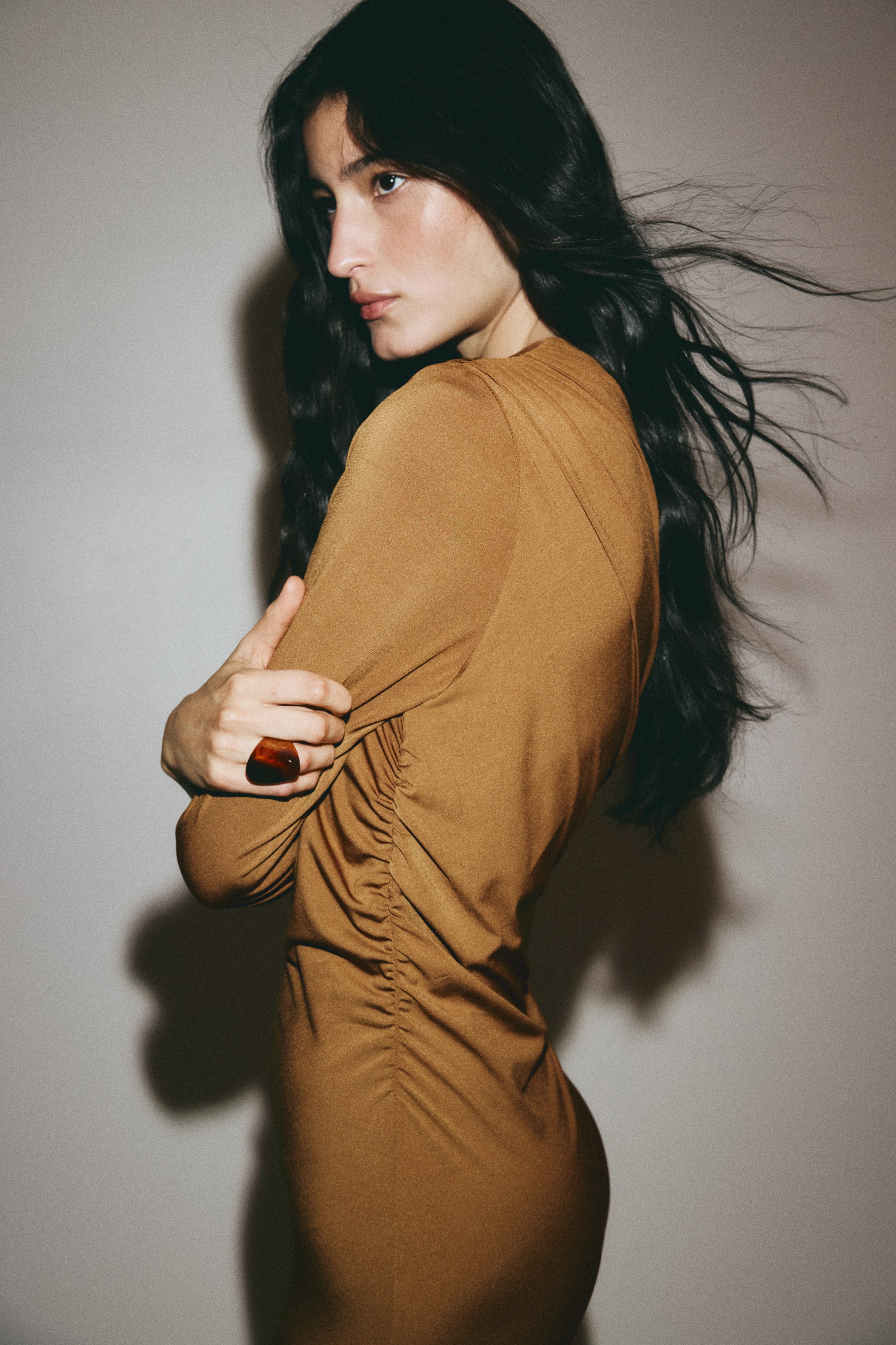 הצגת תמונה גדולה יותר: שמלת כתף אחת עם אפקט נשפך - חום - Ladies | H&M IL 3