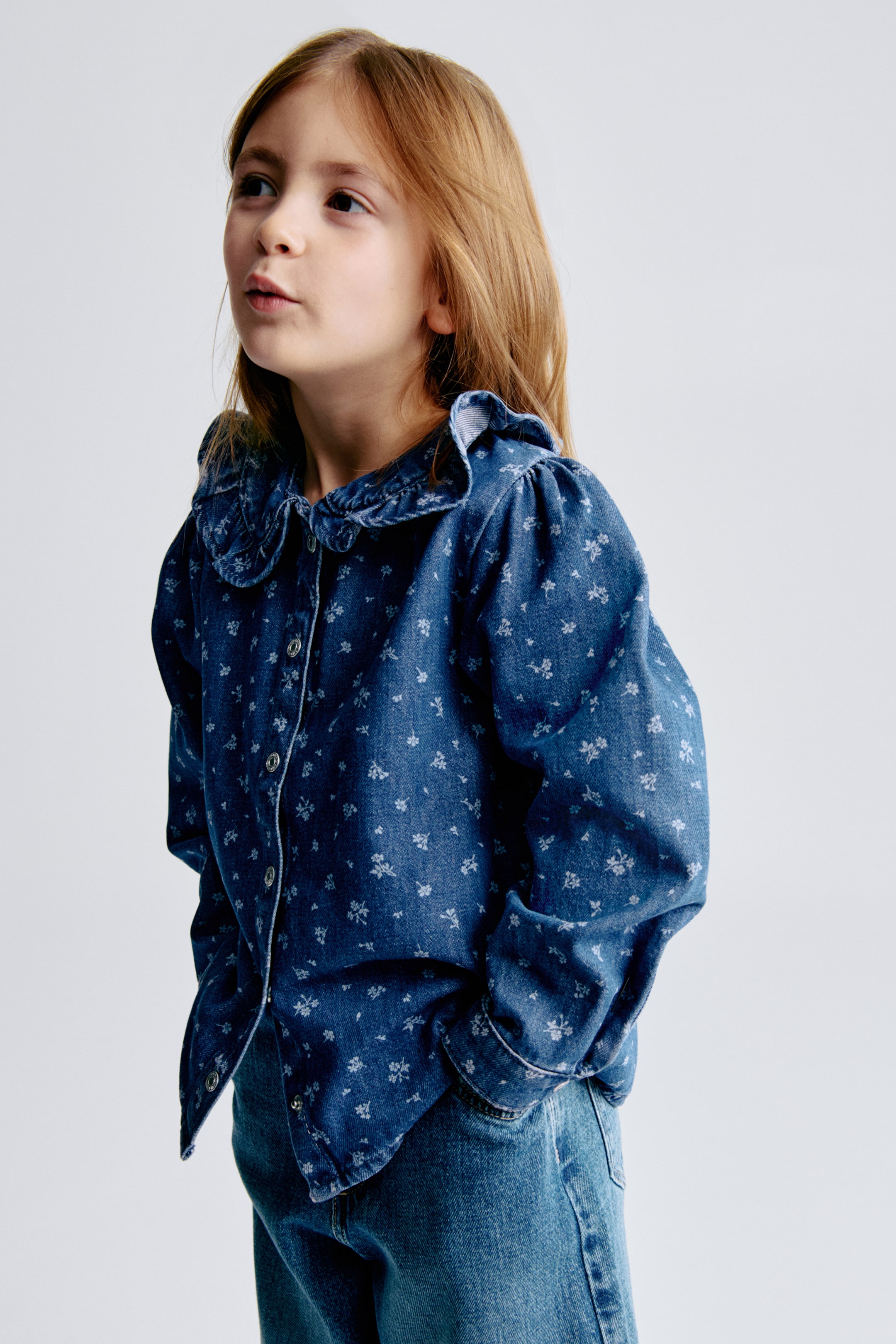 Ver imagen más grande: Blusa denim con cuello de volantes - Azul denim/Floral - NIÑOS | H&M ES 2