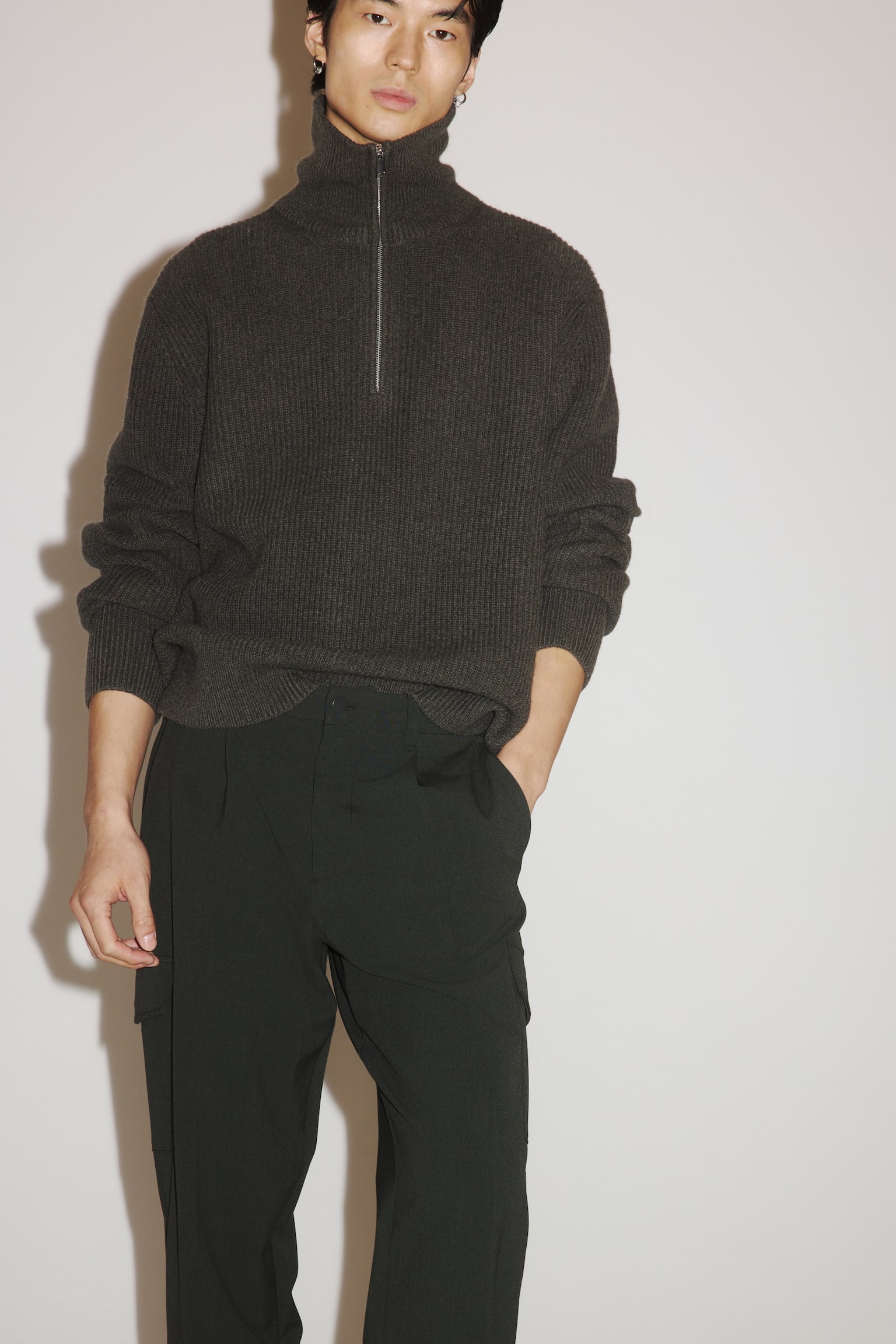 Мужские брюки H&M Four-Way Stretch Regular-Fit Cargo, цвет: Тёмный зелёный — фото 3