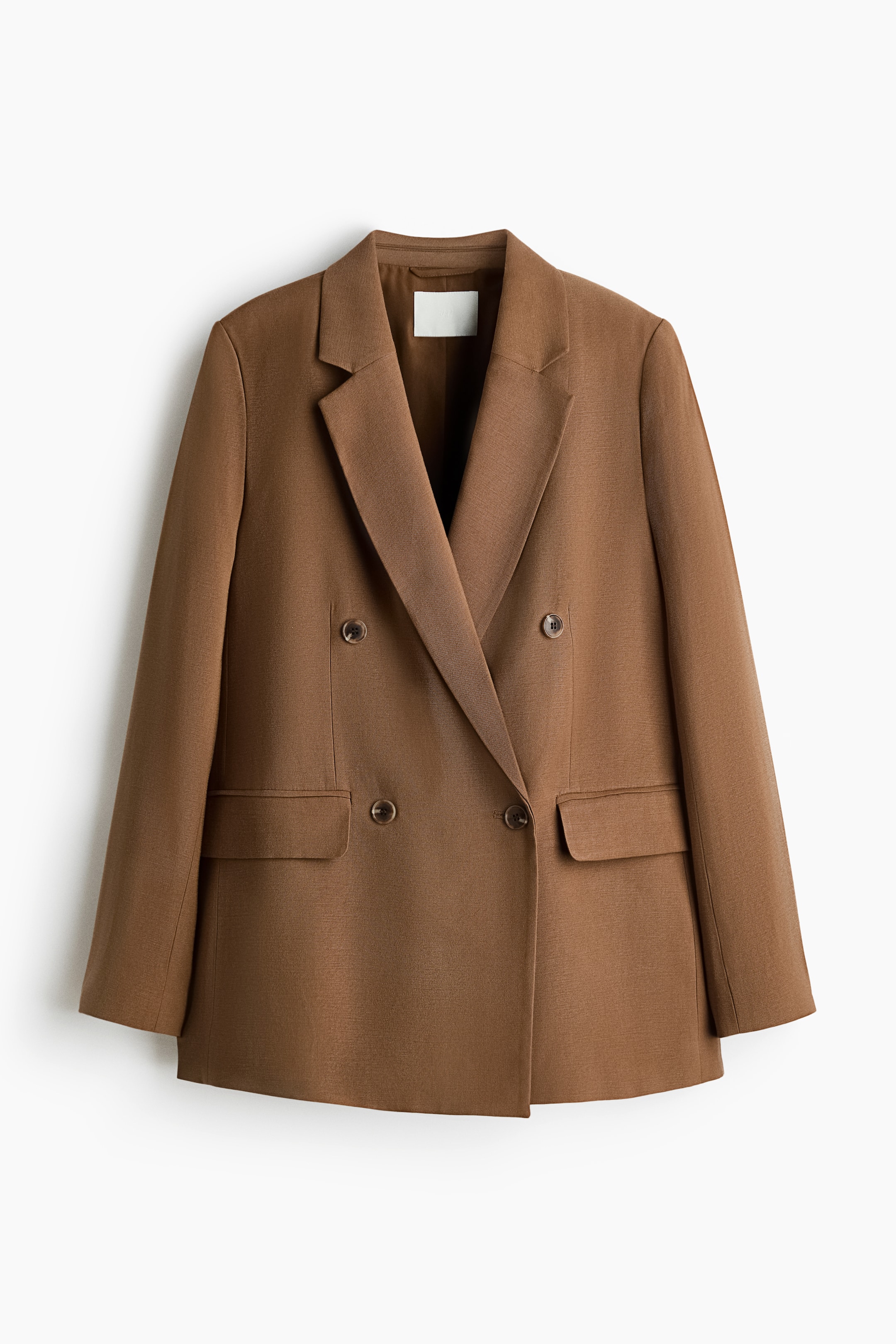 Ver imagen más grande: Una blazer marrón de doble botonadura está de frente, con hombros estructurados y solapas de muesca. Presenta cuatro botones en el cierre frontal, mangas largas y dos bolsillos delanteros con solapas.