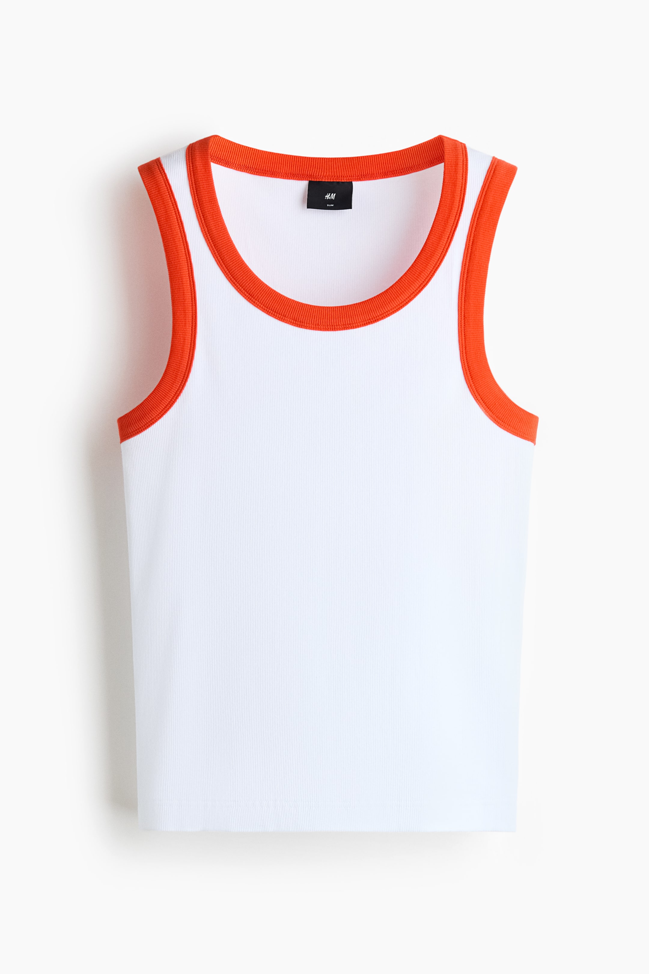 Se større billede: Et frontalt billede af en hvid ribstrikket jersey-top viser en slim-fit silhuet med en lige skåret kant. Toppen har kontrasterende, klarorange ribkanter langs den runde halsudskæring og ærmegabene.