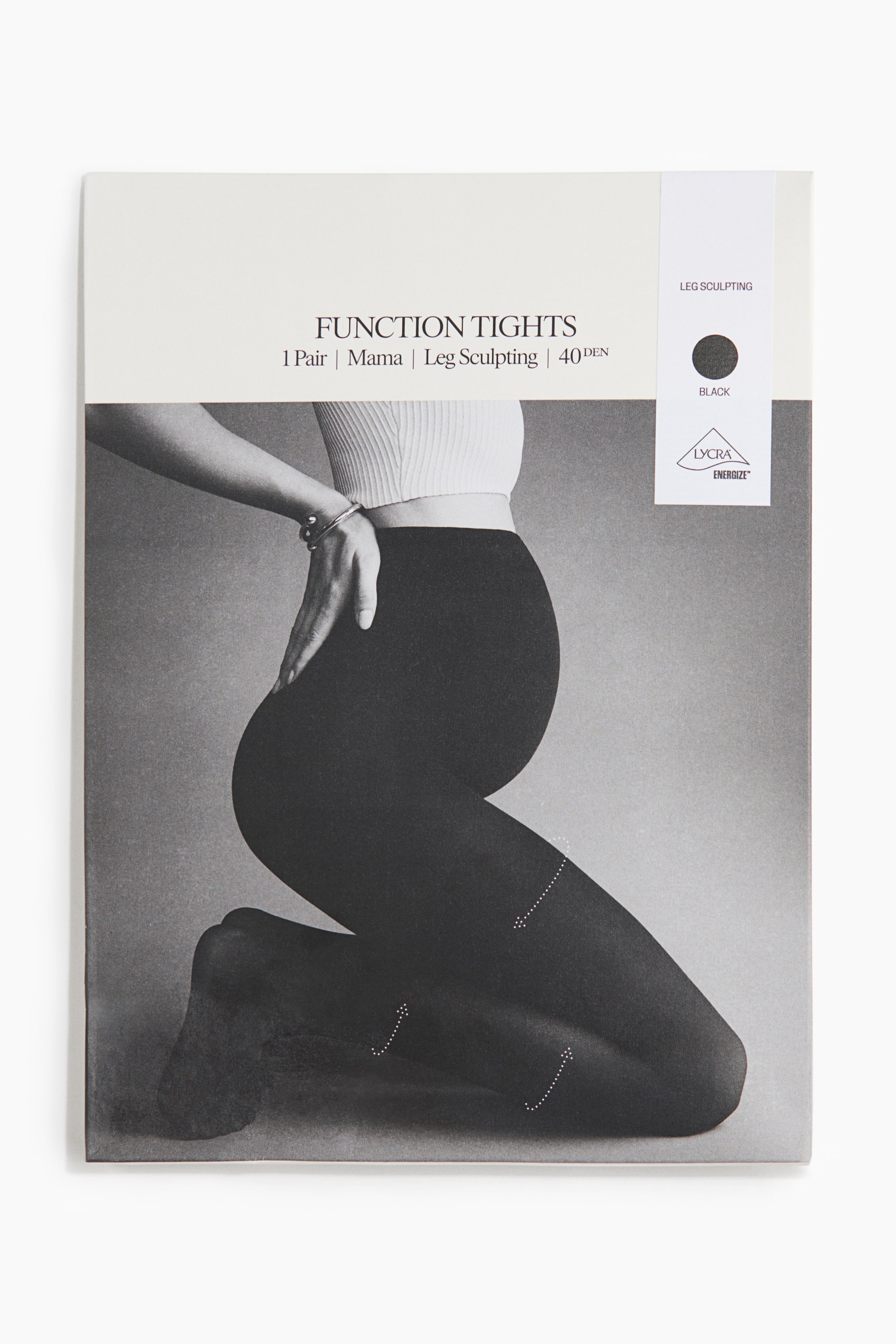 Zobacz większy obraz: Opakowanie produktu Function Tights jest skierowane przodem, z białą górną częścią zawierającą napisy „FUNCTION TIGHTS” i „40 DEN”, obok czarnego wzornika koloru oraz oznaczenia „LYCRA ENERGIZE”. W dolnej części widoczny jest czarno-biały obraz dolnej partii ciała osoby, widzianej z boku, w czarnych rajstopach, z kropkowanymi liniami i strzałkami wskazującymi strefy modelujące na udzie i łydce.