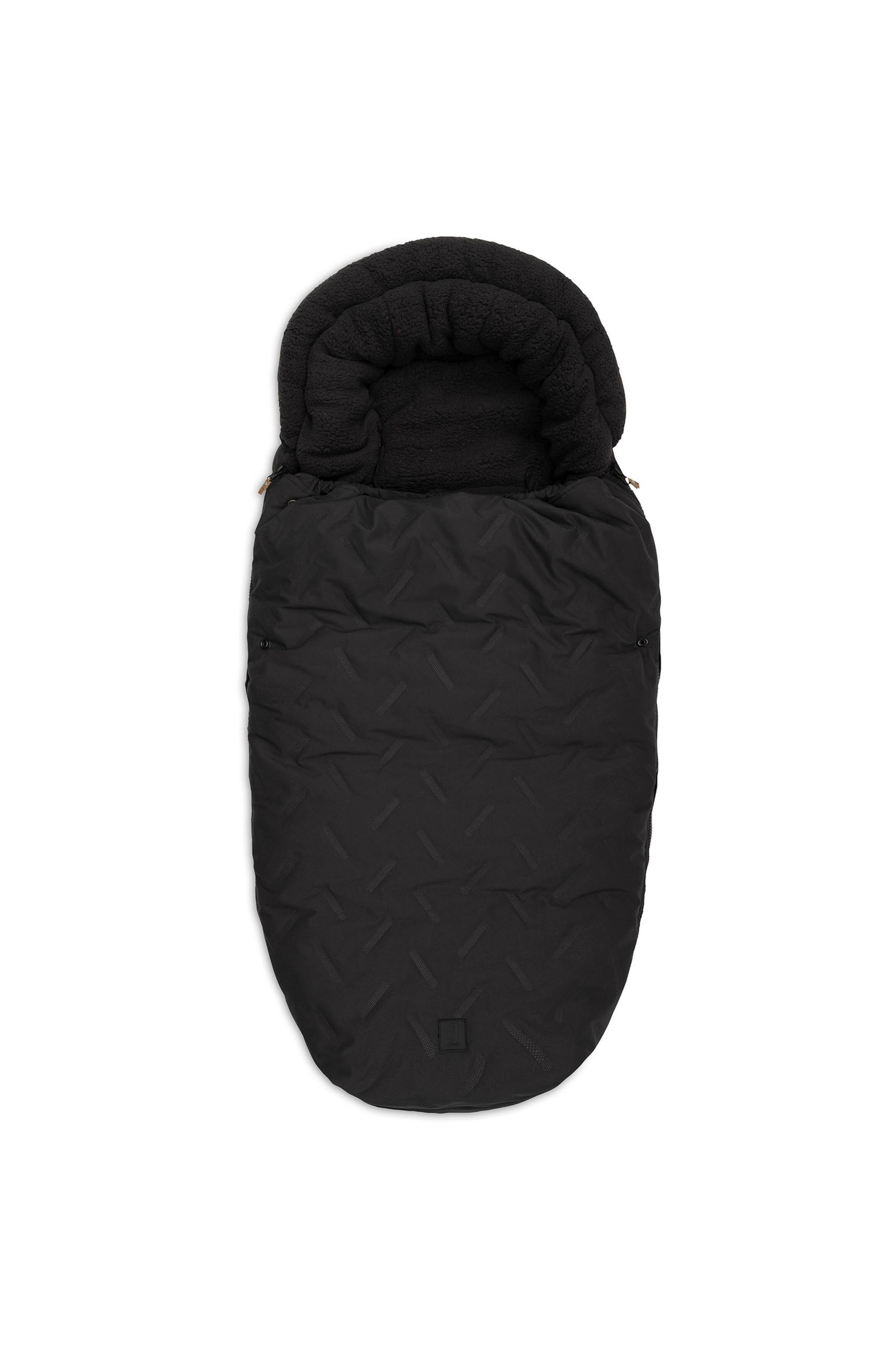 Grotere afbeelding bekijken: Een zwarte voetenzak voor de kinderwagen wordt van voren getoond, met een subtiel doorgestikte buitenkant met een diagonaal streepjespatroon en een zachte, met zwart fleece gevoerde capuchon. De voetenzak loopt taps toe naar een afgeronde onderzijde en is voorzien van ritssluitingen aan de zijkanten met een klein vierkant logo-patchje nabij de onderrand.
