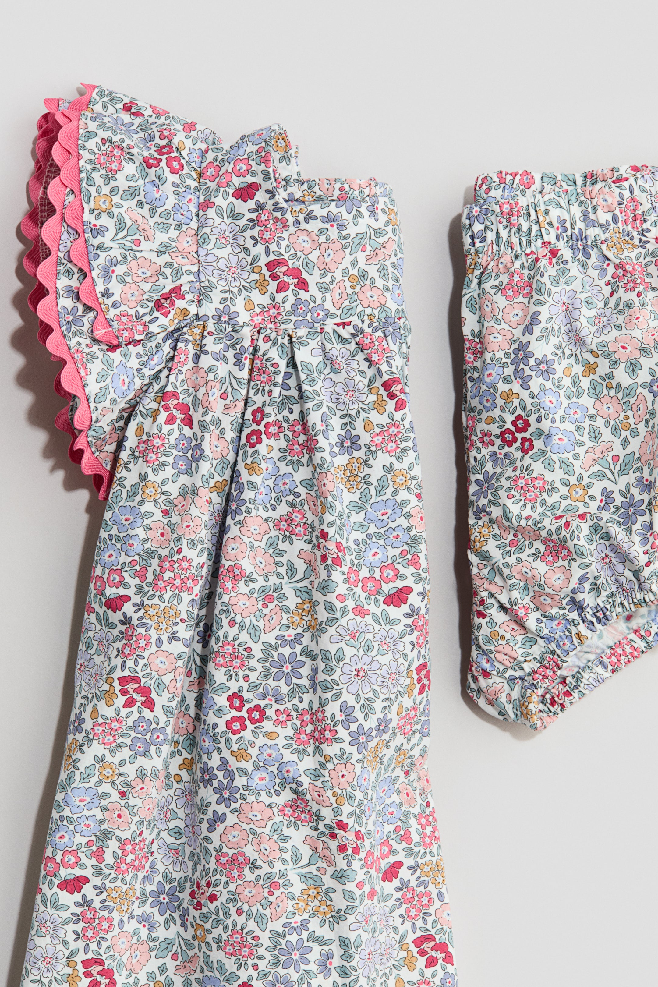 Ampliar la imagen: Conjunto 2 piezas con vestido y shorts abombados - Azul claro/Floreado - Kids | H&M MX 6