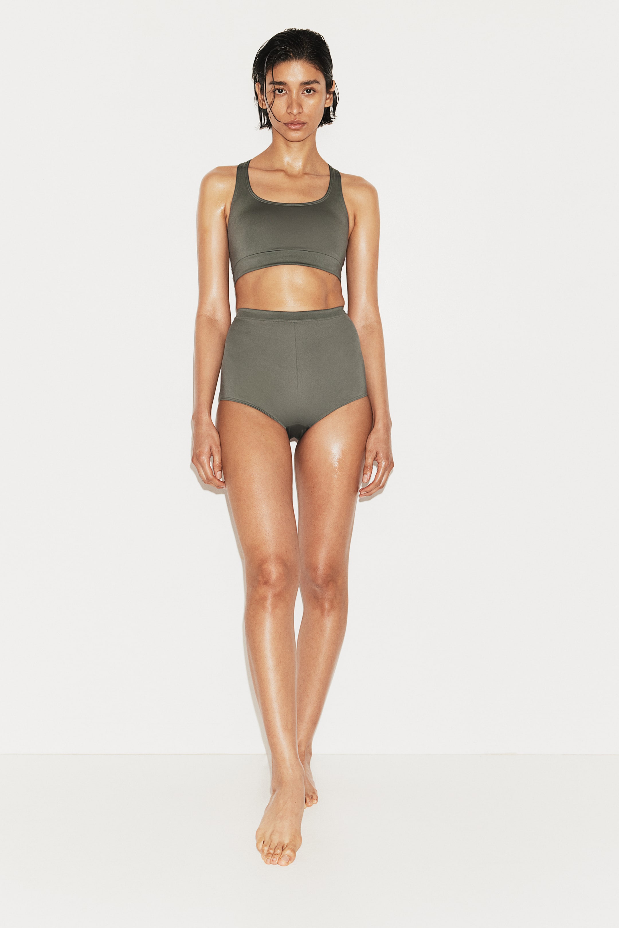 Sportig bikinitrosa shortie - Hög midja - Mörk khakigrön - DAM | H&M SE 1