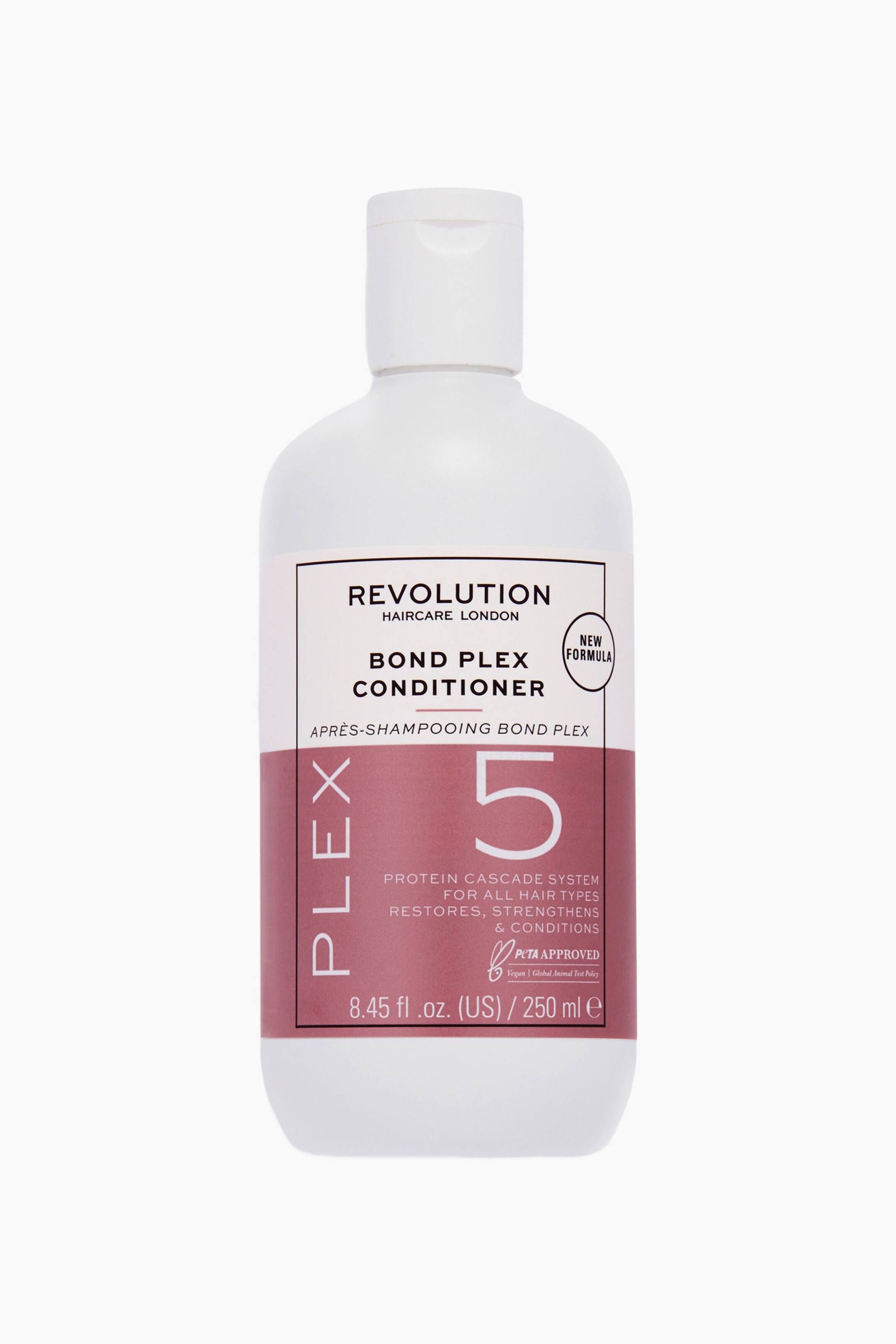 Größeres Bild ansehen: Der Revolution Haircare Plex 5 Bond Plex Conditioner steht aufrecht und präsentiert eine weiße Kunststoffflasche mit passendem weißen Flip-Top-Verschluss. Das Etikett ist in eine weiße obere Hälfte und eine staubrosa untere Hälfte unterteilt und zeigt eine große weiße Zahl „5“ sowie den senkrechten Schriftzug „PLEX“.