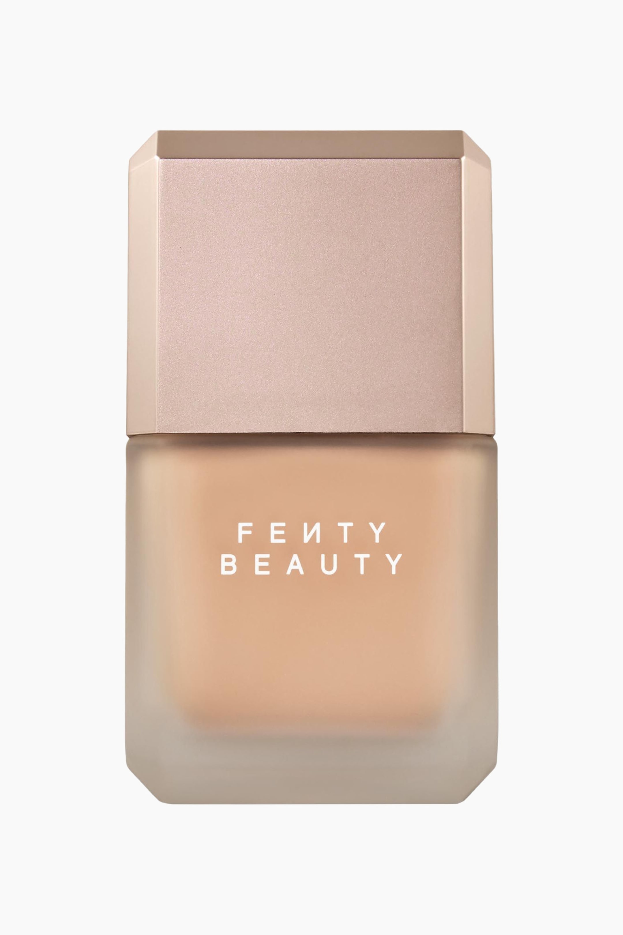 Visa större bild: Pro Filt'r Fluid Flex Matte Longwear Foundation står upprätt i en framåtvänd vy och har en frostad glasflaska med fasade hörn som avslöjar en ljus-medelbeige flytande formula. Flaskan visar den vita "FENTY BEAUTY"-logotypen på framsidan och har en matchande dammigt rosa, åttkantig kork.