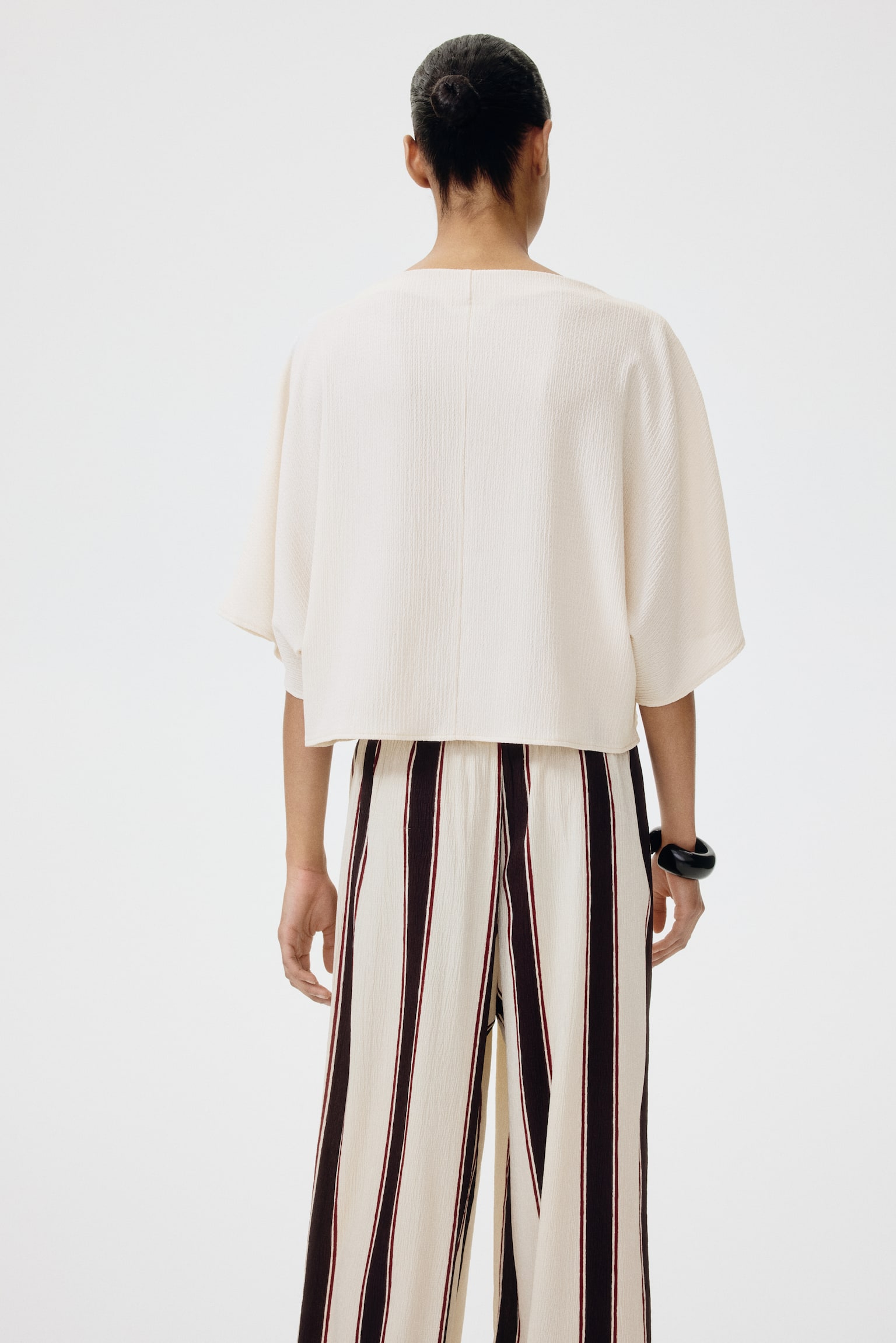 Женский топ H&M Crinkled Boat-Neck Top, цвет: Светлый бежевый — фото 4