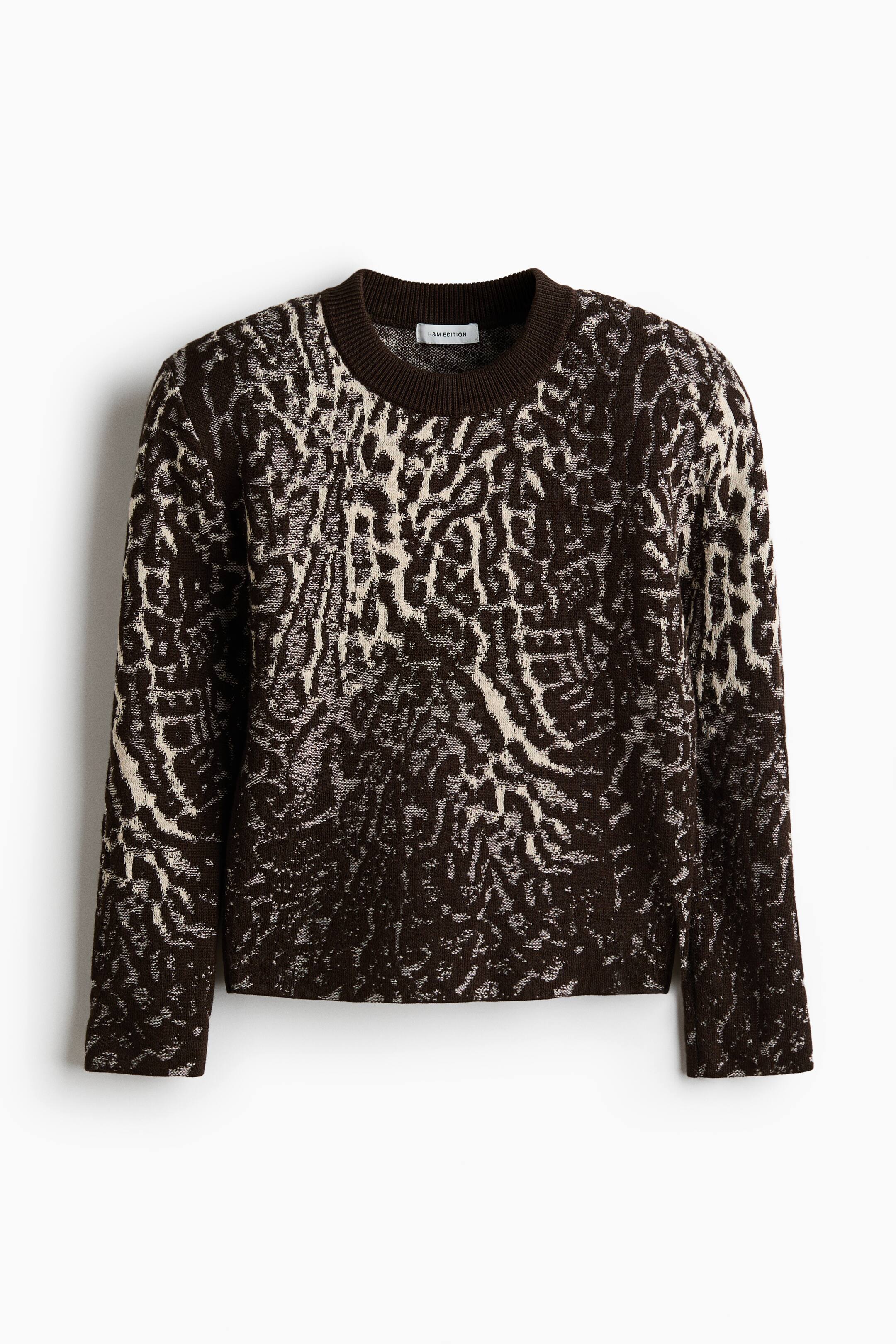 Visa större bild: En framifrån fotograferad långärmad crewneck-tröja med ett abstrakt, organiskt jacquardmönster i mörkbrunt och kräm. Plagget har en enfärgad mörkbrun ribbad krage samt raka muddar och fåll.