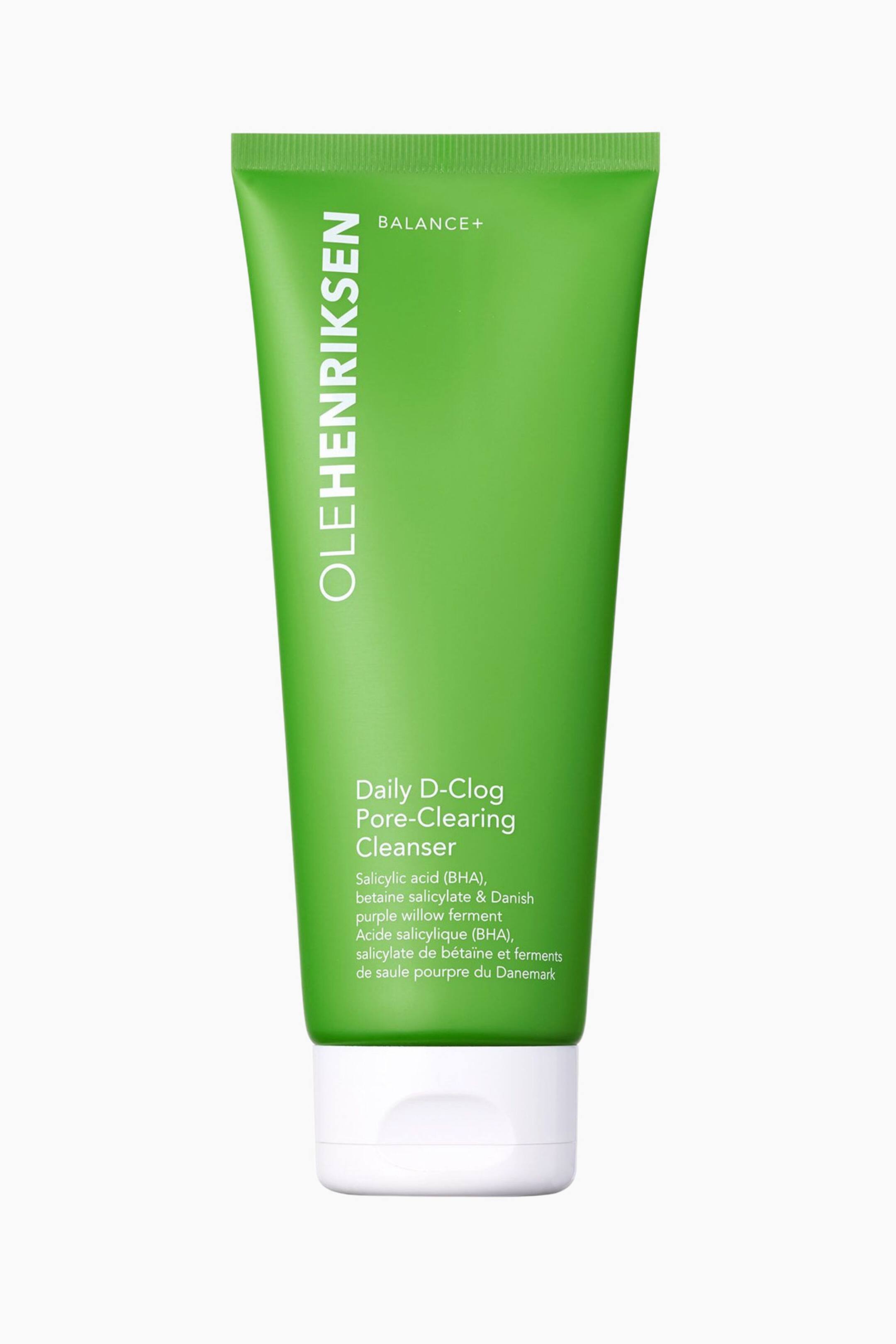 Visa större bild: En ljusgrön klämbart tub av Ole Henriksen Daily D-Clog Pore-Clearing Cleanser står upprätt och vänd framåt. Tuben har varumärkesnamnet ”Ole Henriksen” vertikalt på vänster sida, ”Balance+” högst upp samt produktnamnet och ingrediensdetaljerna på framsidan, allt i vit text, och är försedd med ett vitt flipptoppslock.