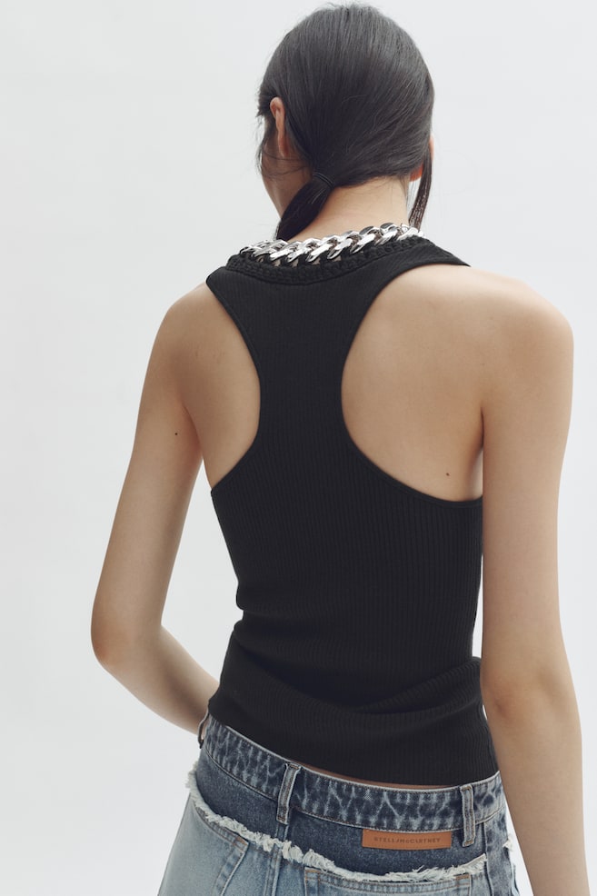 Top acanalado con detalle de cadena - Negro - 4