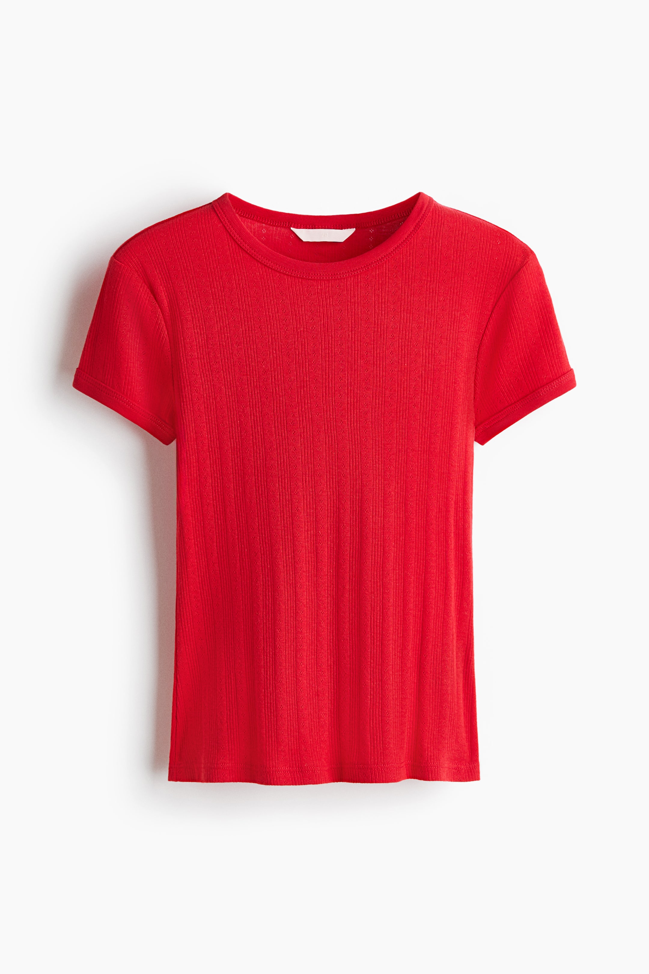 Ver imagen más grande: Una camiseta roja muestra su FRENTE, con punto acanalado vertical y una sutil textura de rombos, cuello redondo acanalado y mangas cortas.