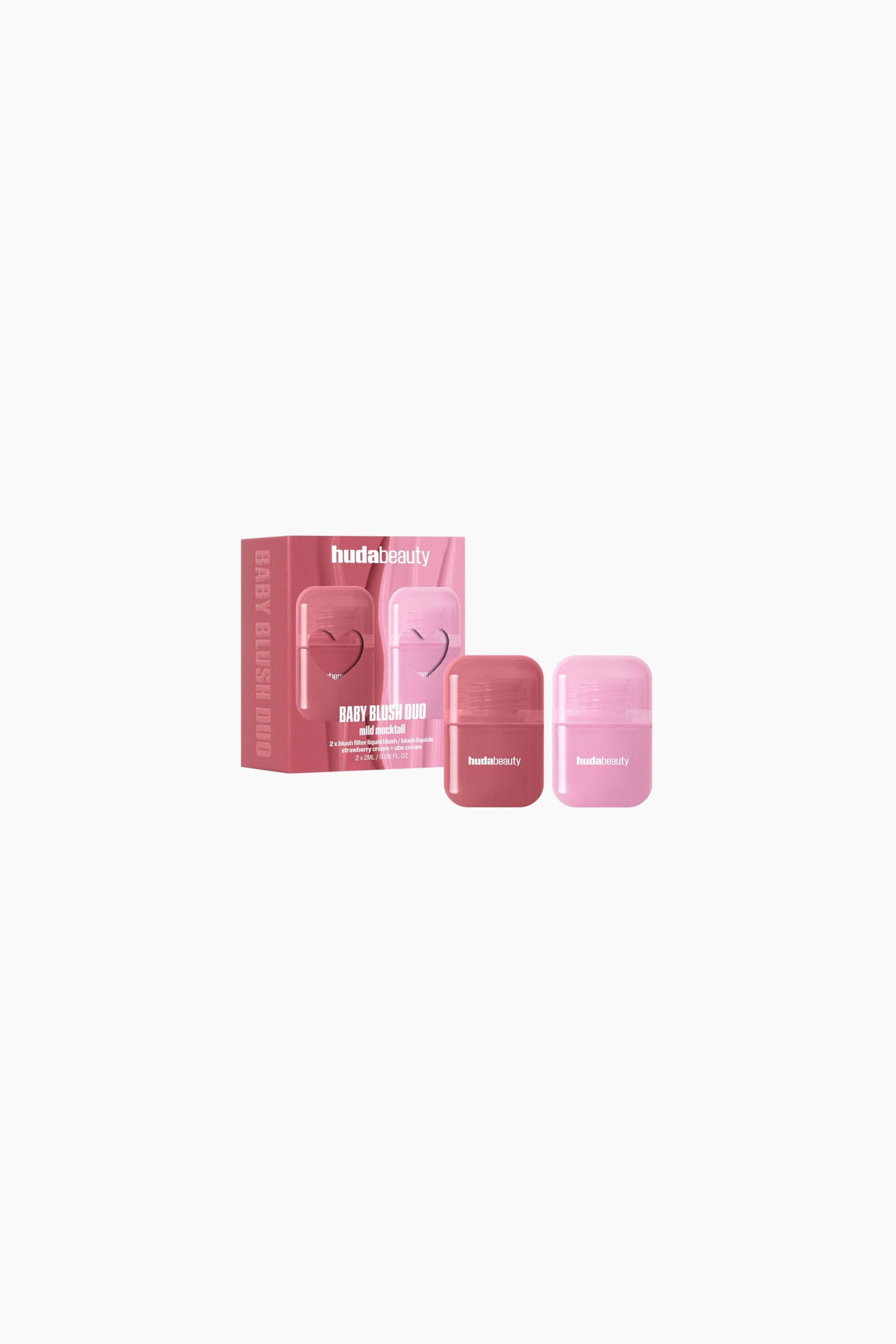 Visa större bild: Huda Beauty Baby Blush Duo-setet visar upp en rosarosa rektangulär låda och två små, genomskinliga rougebehållare. Lådan är något vinklad till vänster och visar "Baby Blush Duo"-märkning och en illustration av två rouge, medan de individuella mörkare ros- och ljusrosa rougebehållarna står sida vid sida, vinklade framåt, var och en med räfflade lock och "hudabeauty"-text.