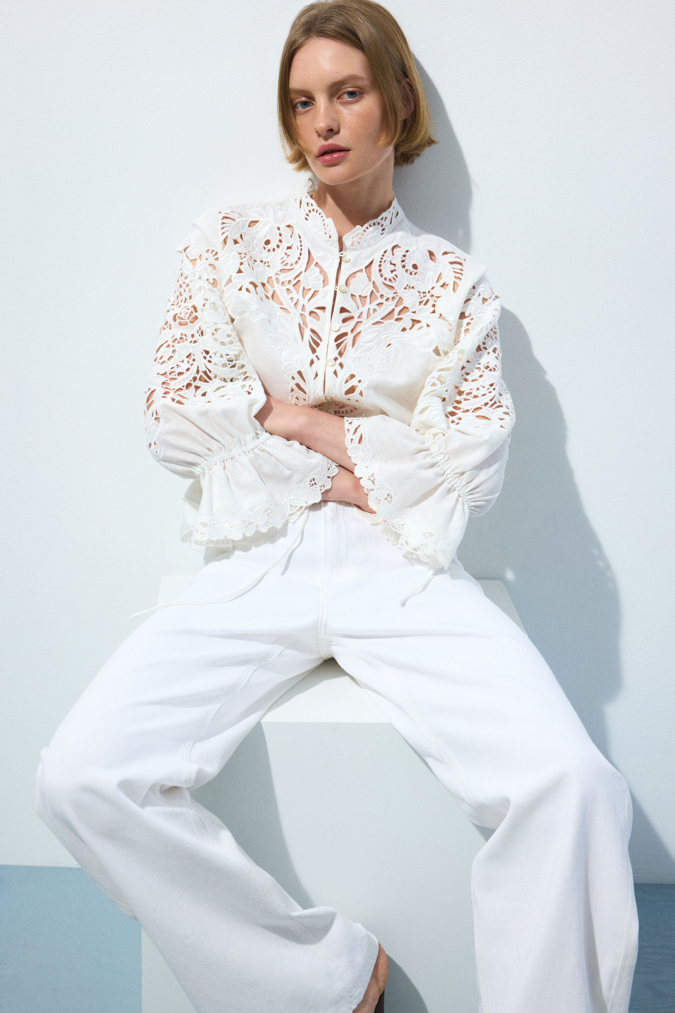 Bluză din amestec de in cu broderie englezească - Alb/Negru