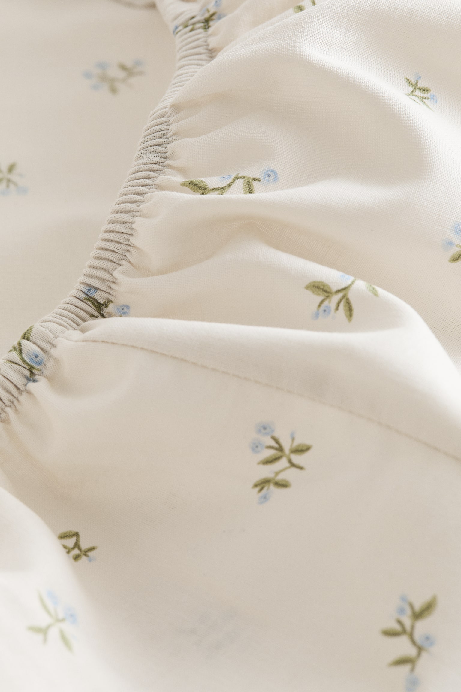 Patterned cotton fitted sheet - Cream/Floral/White/Rainbows/Light beige/Dinosaurs/White/Clover/Light green/Vehicles/White/Spotted/Light pink/Fruits/Light beige/Dinosaurs/White/Hearts/Green/Dinosaurs/White/Stars/Light yellow/Oranges/Light blue/Fish/Light beige/Unicorns - 2