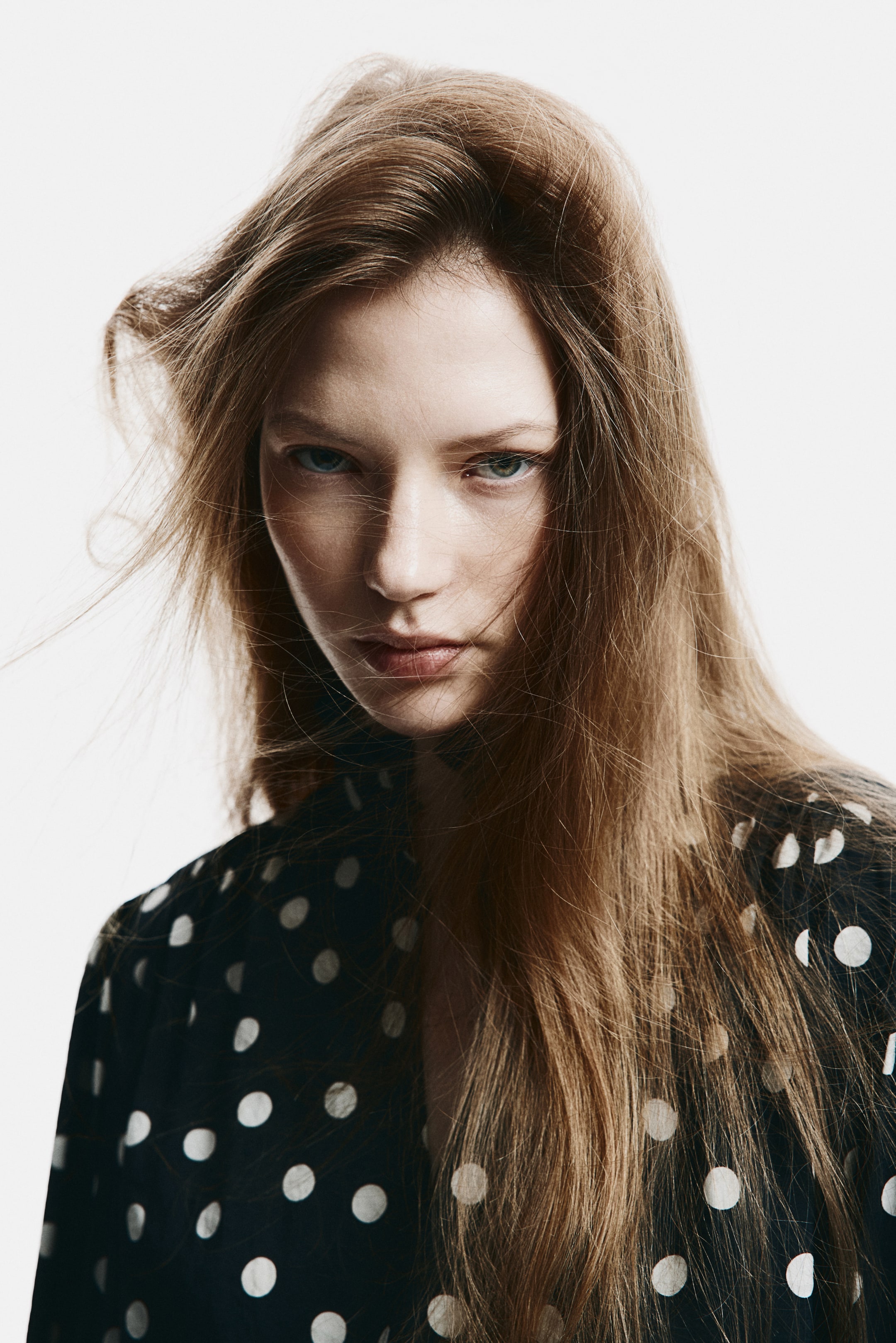 Visa större bild: Oversized blus med volangkanter - Svart/Prickig - DAM | H&M FI 3