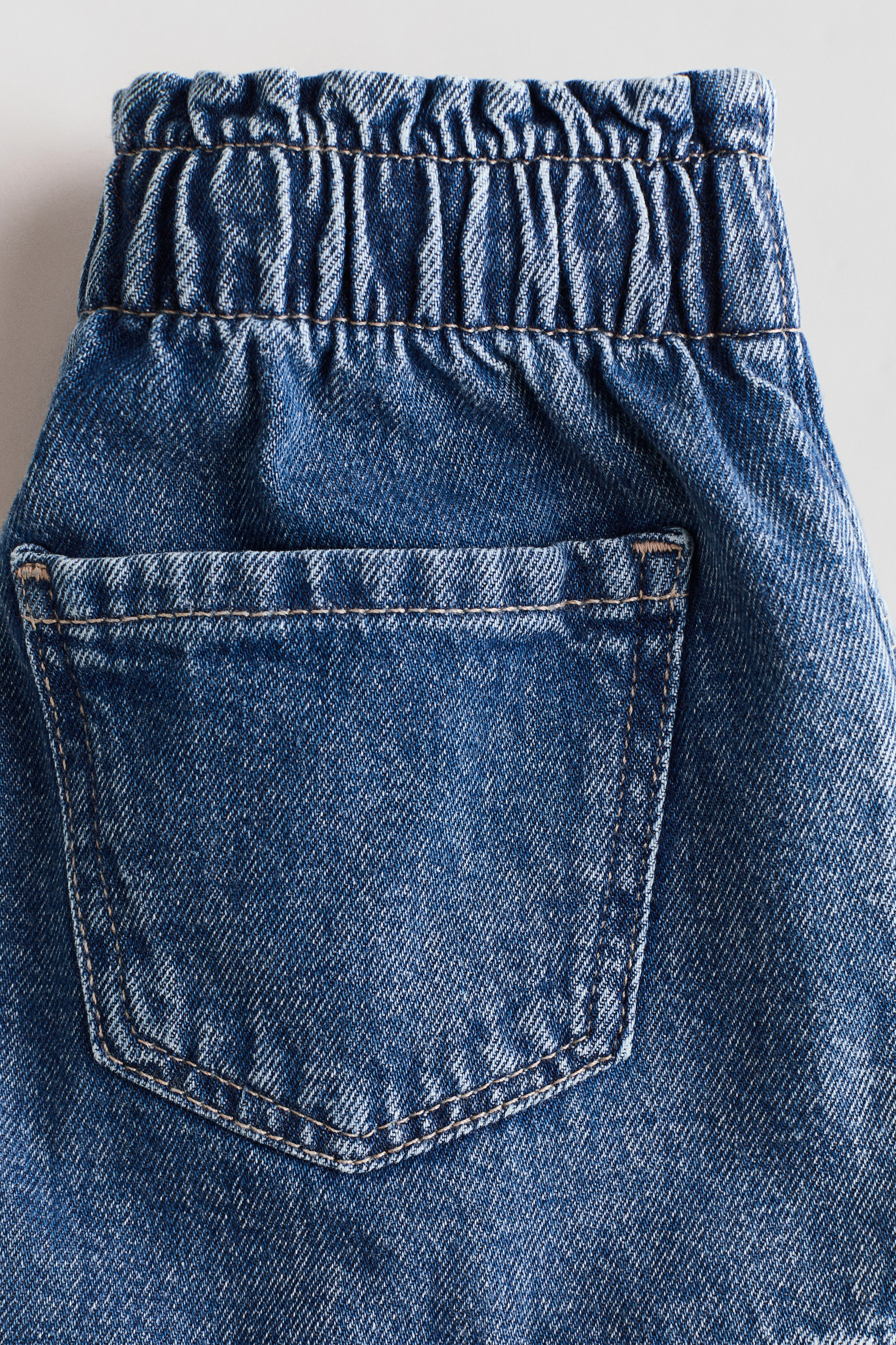 Short brodé en denim