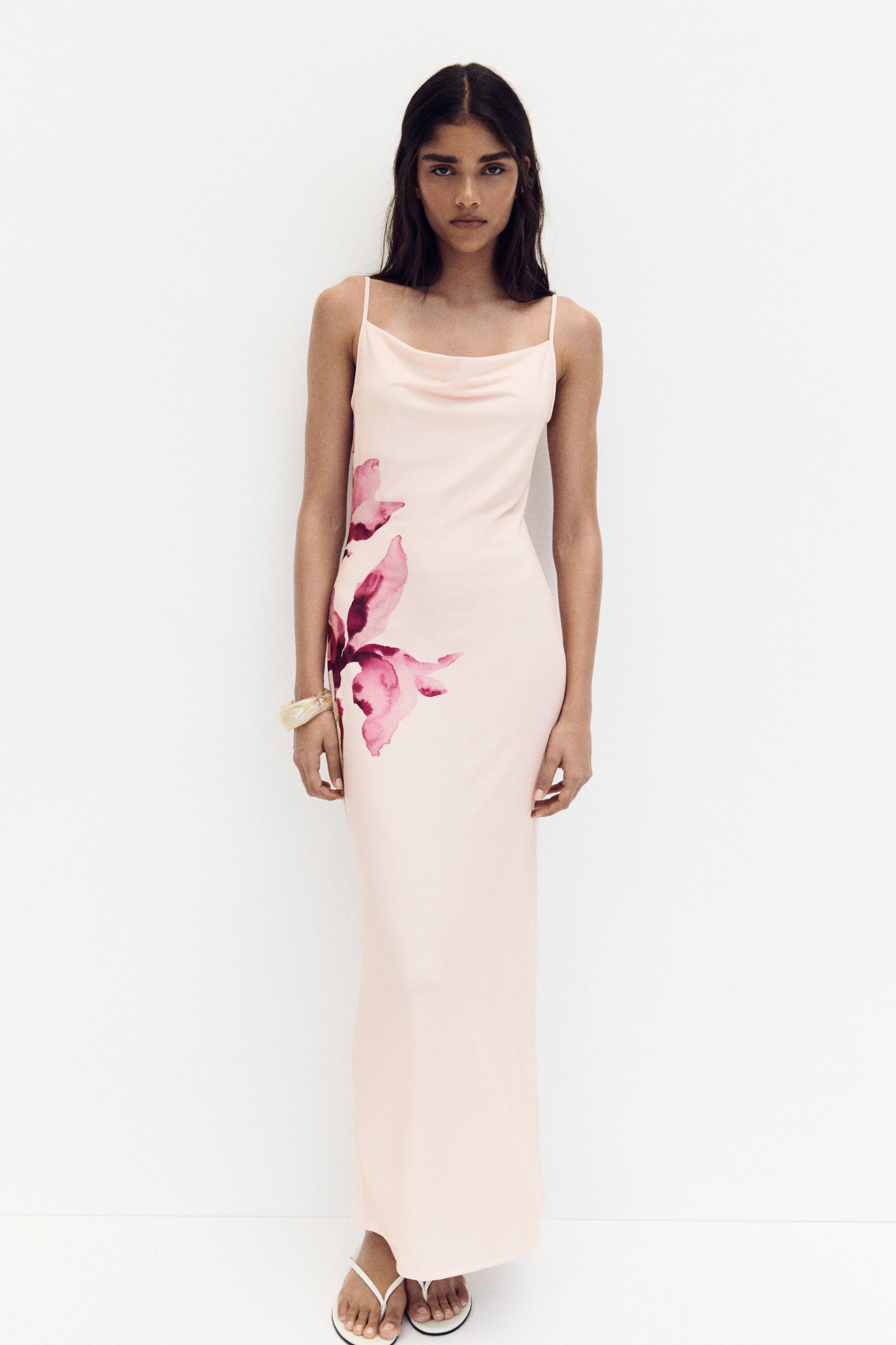 Robe à bretelles fines avec encolure bénitier