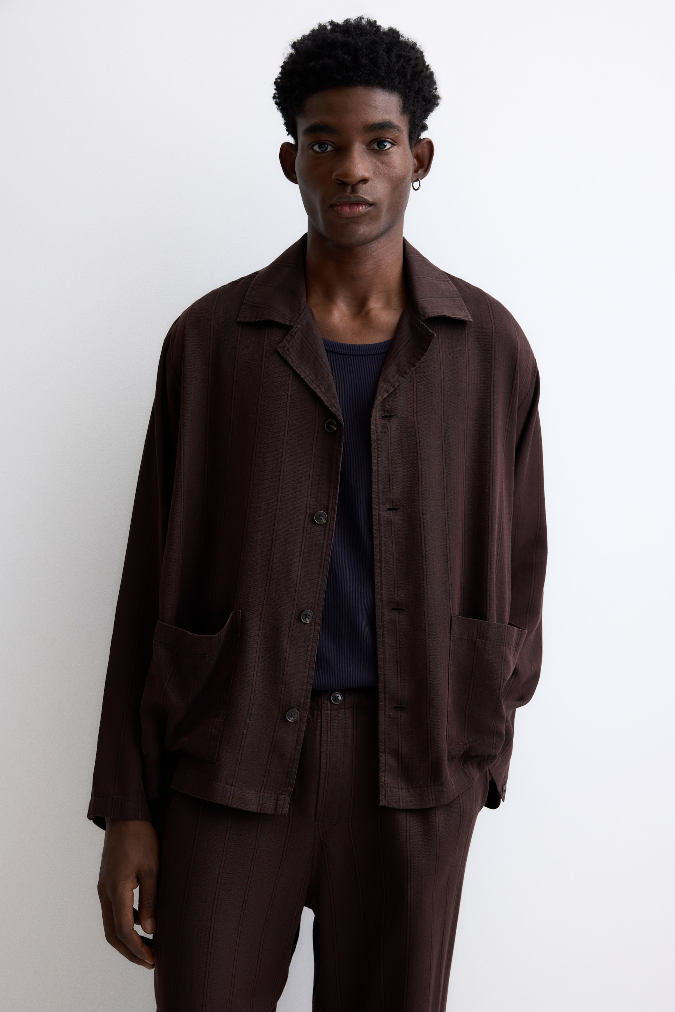 拡大画像を表示: Lyocell pyjama shirt and bottoms - Dark brown/Striped - Men | H&M JP 2