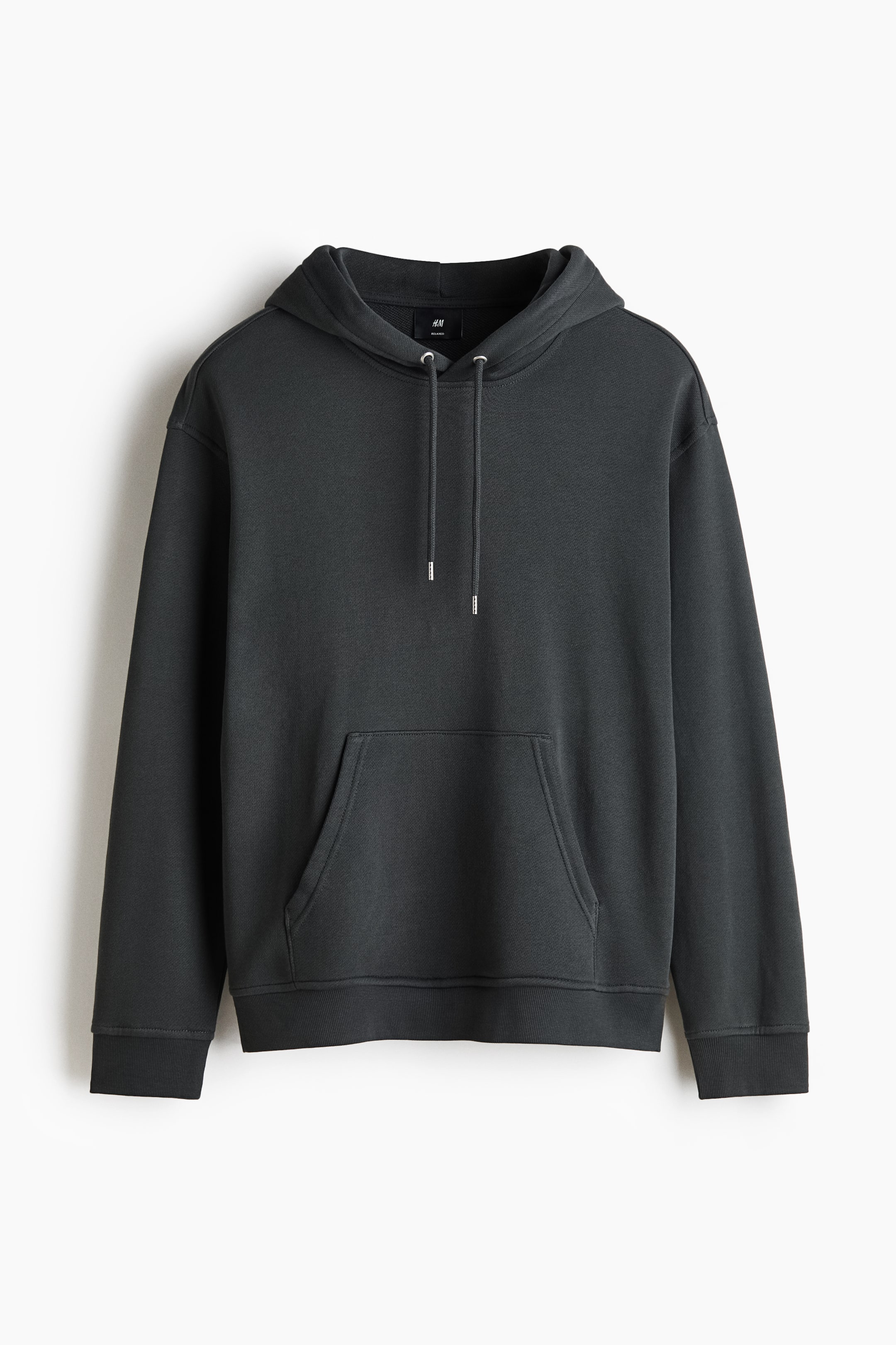 Xem ảnh lớn hơn: Một chiếc áo hoodie màu xám đậm được chụp từ góc nhìn chính diện, nổi bật với mũ trùm có dây rút với đầu kim loại, vai rủ và tay dài. Thiết kế mang lại dáng vẻ thoải mái với túi kangaroo rộng rãi ở phía trước cùng chi tiết bo gân ở cổ tay và gấu áo.